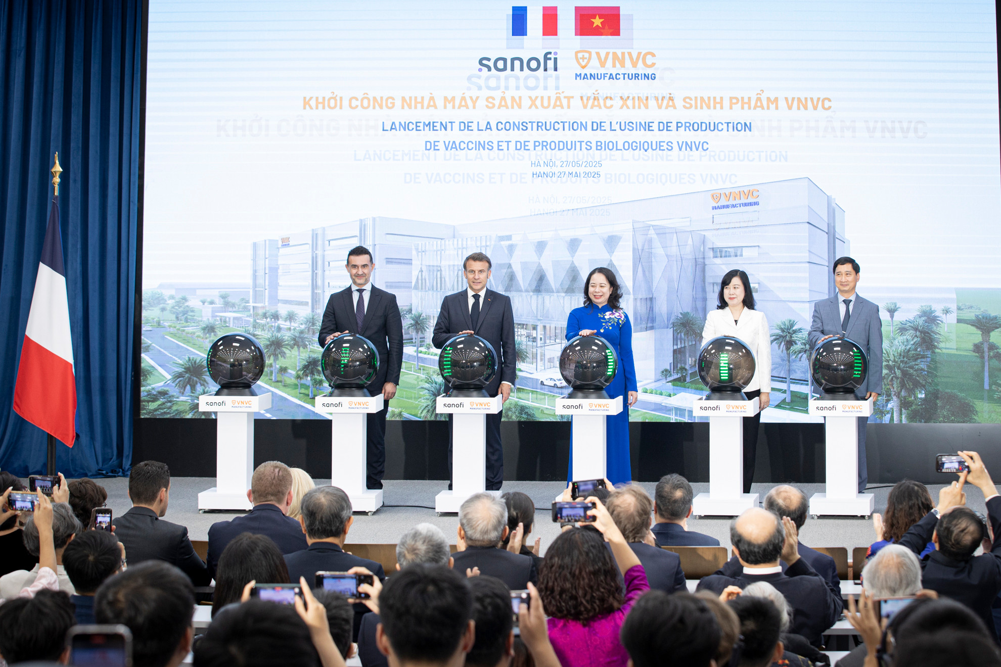 Phó Chủ tịch nước Võ Thị Ánh Xuân cùng Tổng thống Pháp Emmanuel Macron và các đại biểu bấm nút khởi công nhà máy sản xuất vaccine và sinh phẩm VNVC. Phó Chủ tịch nước Võ Thị Ánh Xuân cùng Tổng thống Pháp Emmanuel Macron và các đại biểu bấm nút khởi công nhà máy sản xuất vaccine và sinh phẩm VNVC.
