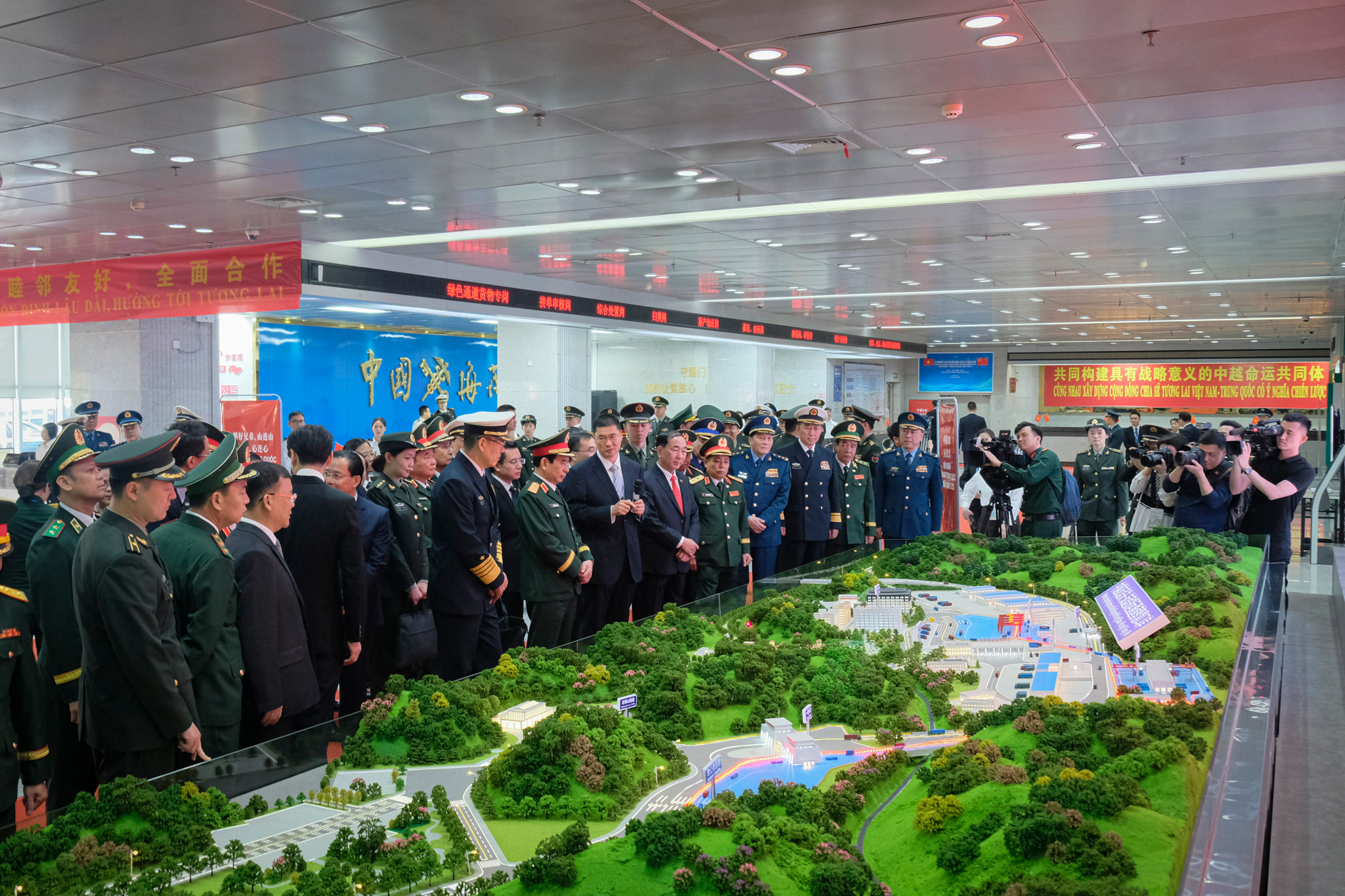 Hai đoàn tham quan mô hình cửa khẩu thông minh. Hai đoàn tham quan mô hình cửa khẩu thông minh.