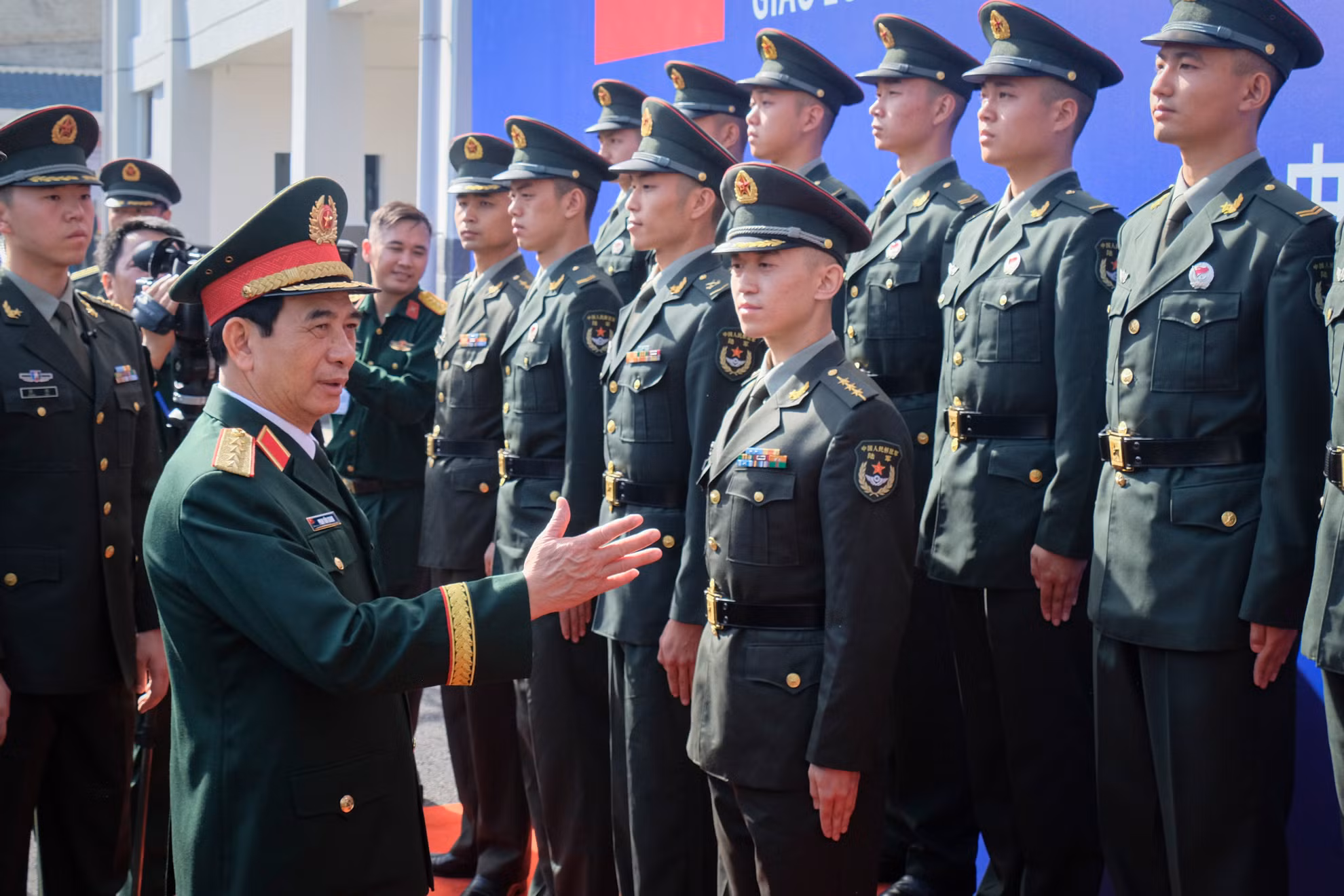 Đại tướng Phan Văn Giang trò chuyện với các cán bộ, sĩ quan của Đại đội Biên phòng Trung Quốc.
