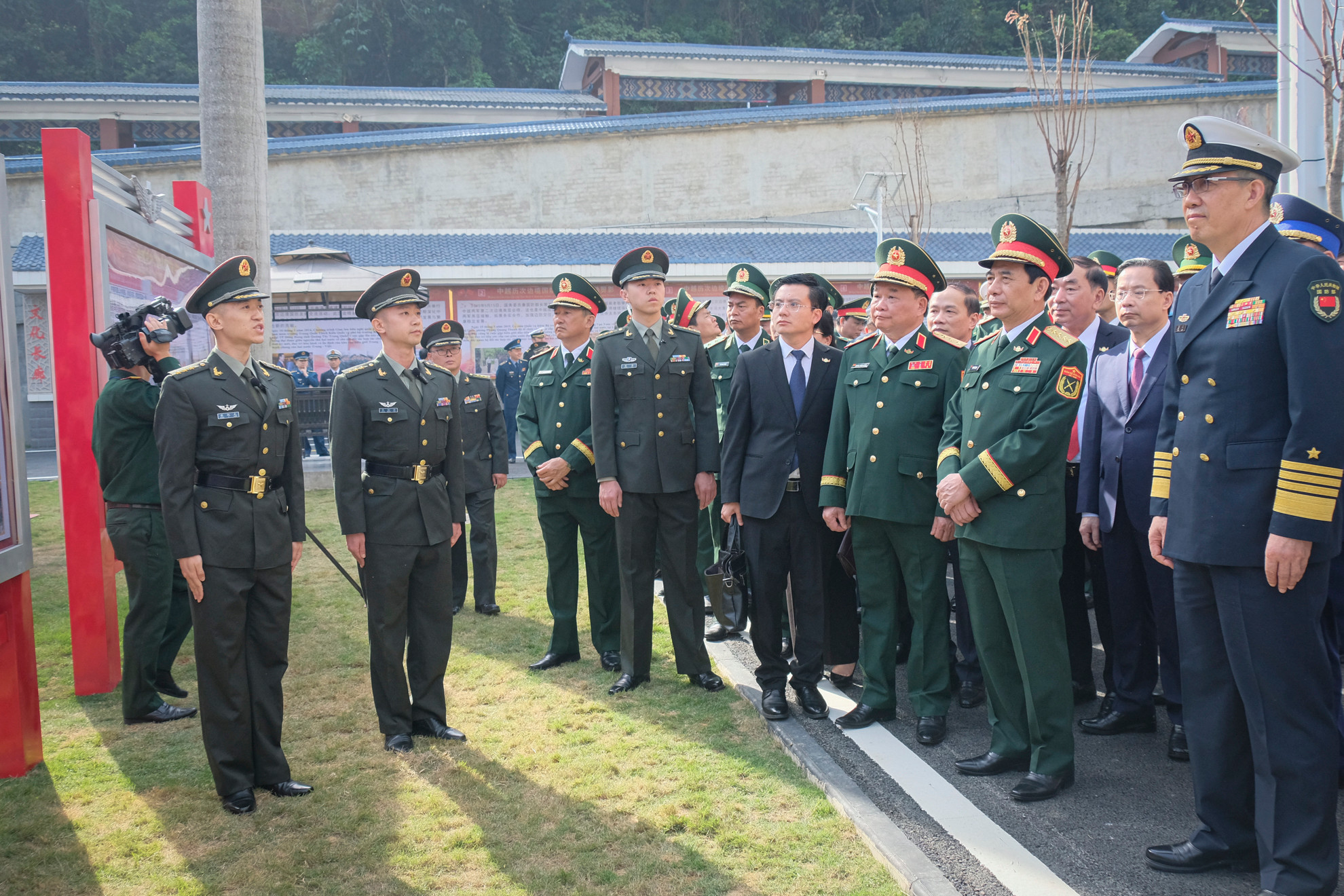 Hai Bộ trưởng tới thăm Đại đội Biên phòng Cửa khẩu Hữu Nghị Quan. Hai Bộ trưởng tới thăm Đại đội Biên phòng Cửa khẩu Hữu Nghị Quan.