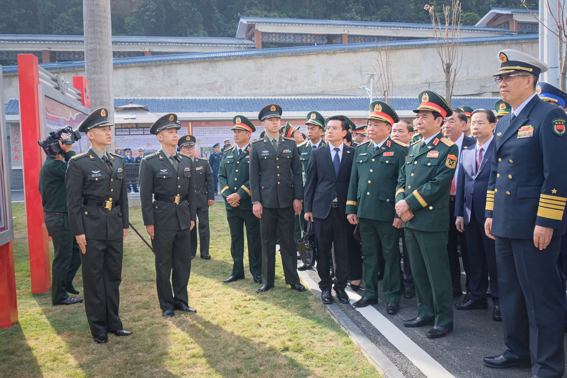 Hai Bộ trưởng tới thăm Đại đội Biên phòng Cửa khẩu Hữu Nghị Quan.