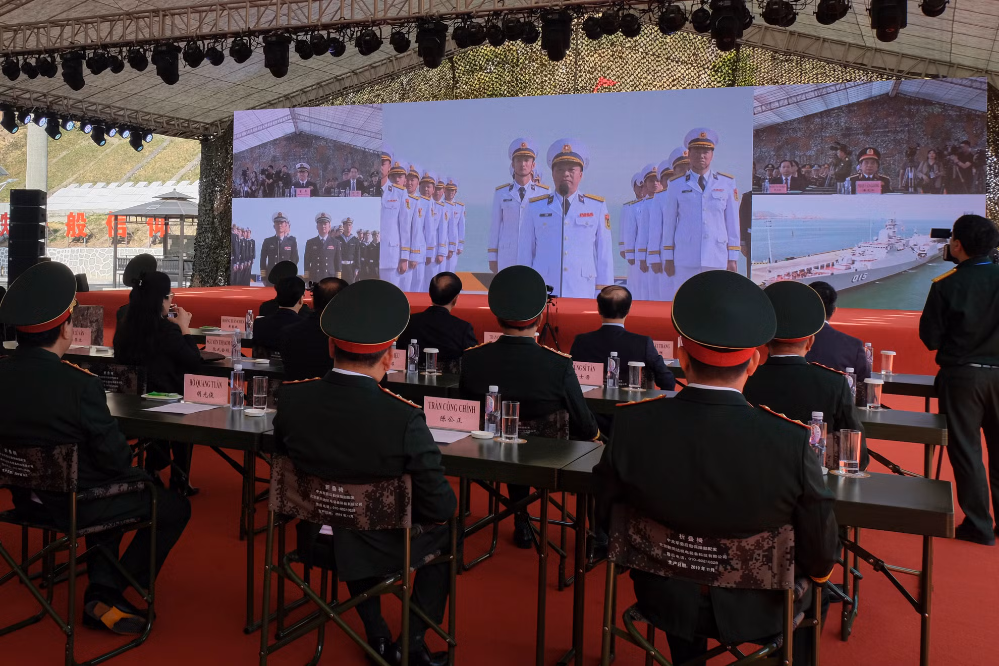 Các đại biểu chứng kiến Biên đội tuần tra của Hải quân hai nước báo cáo trực tuyến trước khi phối hợp tuần tra.