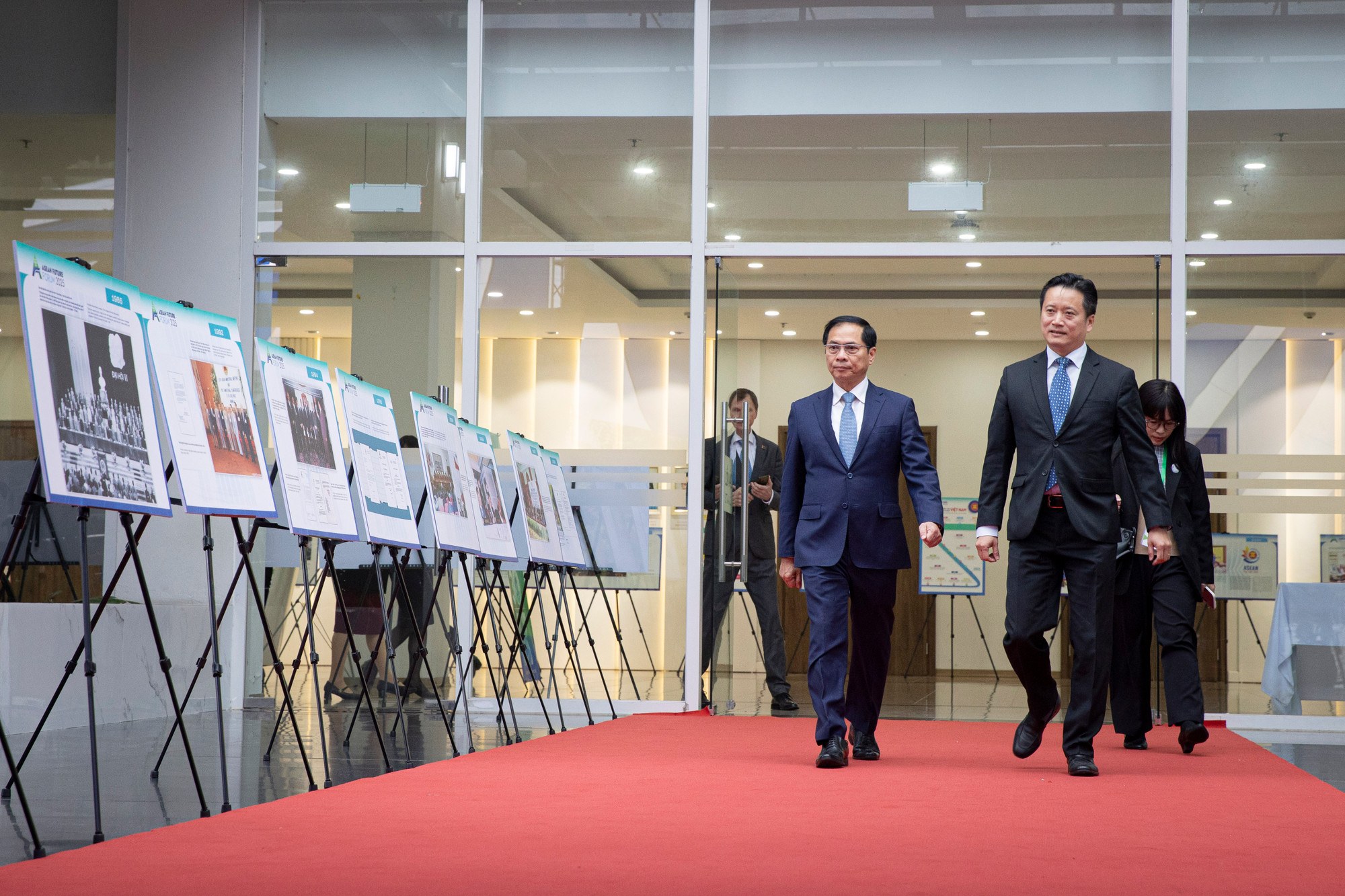 AFF 2025 được tổ chức vào thời điểm đặc biệt, đúng dịp kỷ niệm 80 năm Quốc khánh nước Cộng hòa xã hội chủ nghĩa Việt Nam, 30 năm Việt Nam gia nhập ASEAN, 10 năm hình thành Cộng đồng ASEAN và cũng là năm ASEAN dự định thông qua Tầm nhìn Cộng đồng ASEAN đến năm 2045.