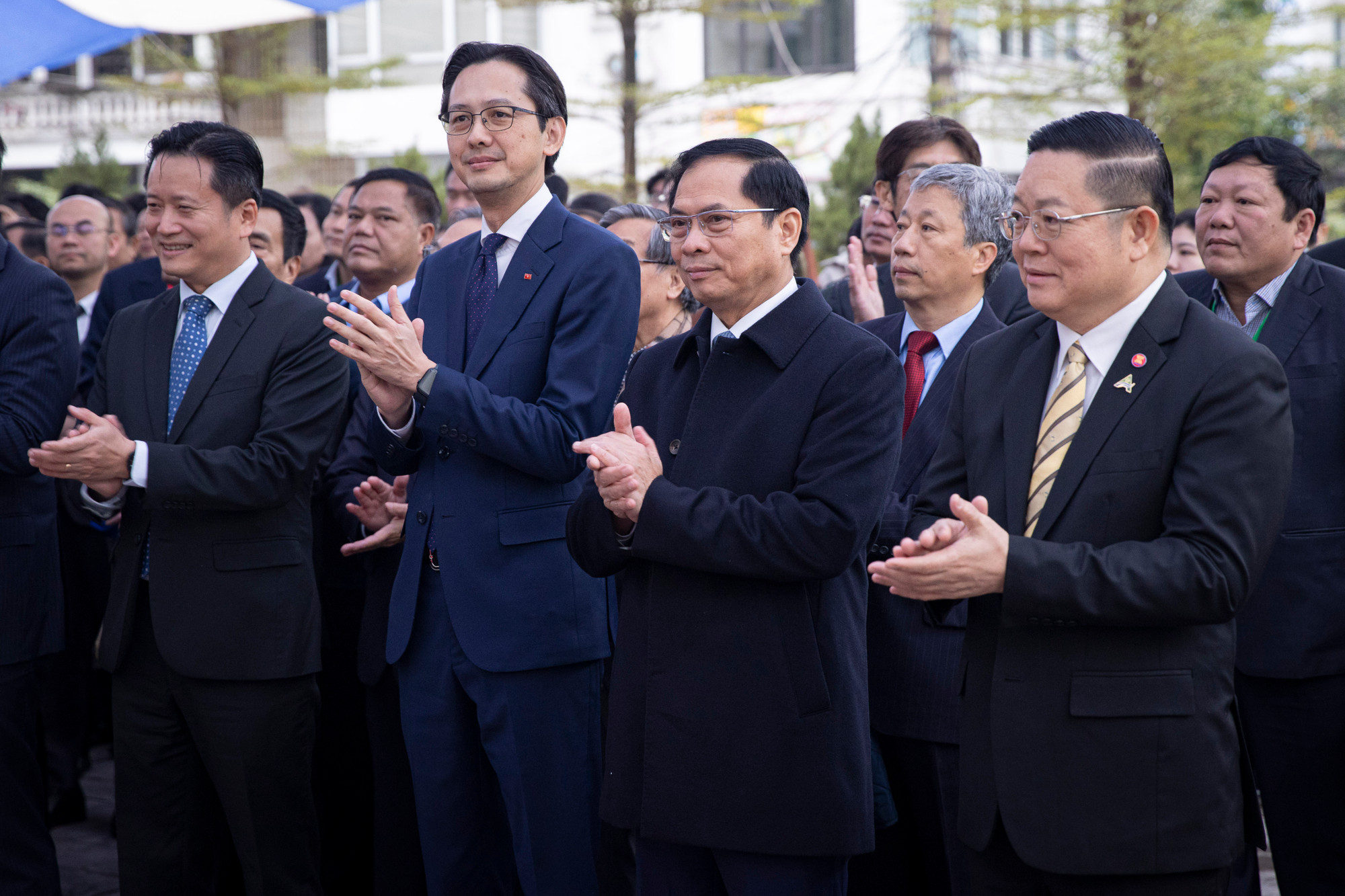 Phó Thủ tướng, Bộ trưởng Ngoại giao Bùi Thanh Sơn cùng các đại biểu tại lễ khai mạc triển lãm.