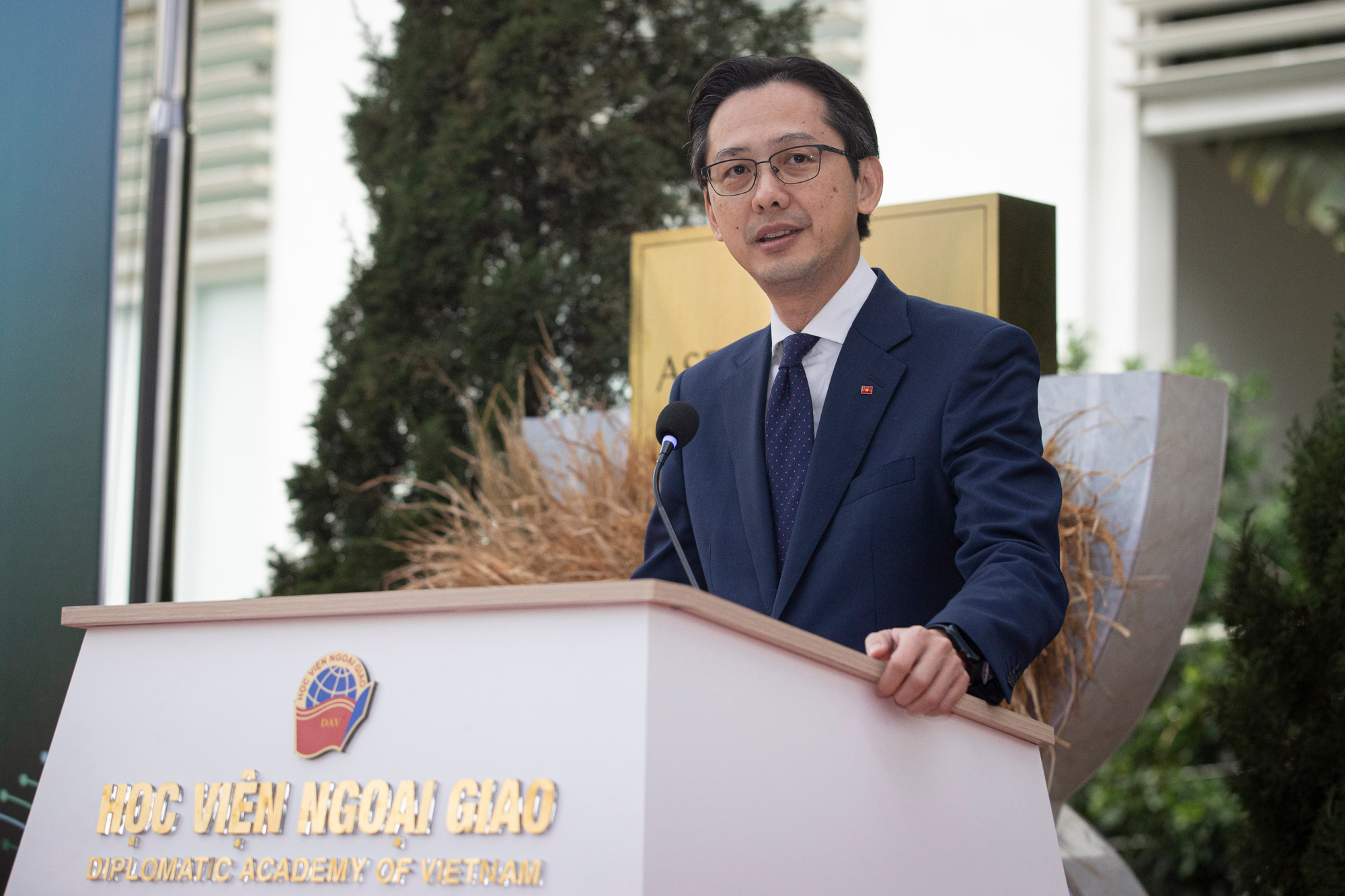 Thứ trưởng Ngoại giao Đỗ Hùng Việt phát biểu tại lễ khai mạc Triển lãm ảnh "Hành trình 30 năm Việt Nam tham gia ASEAN".