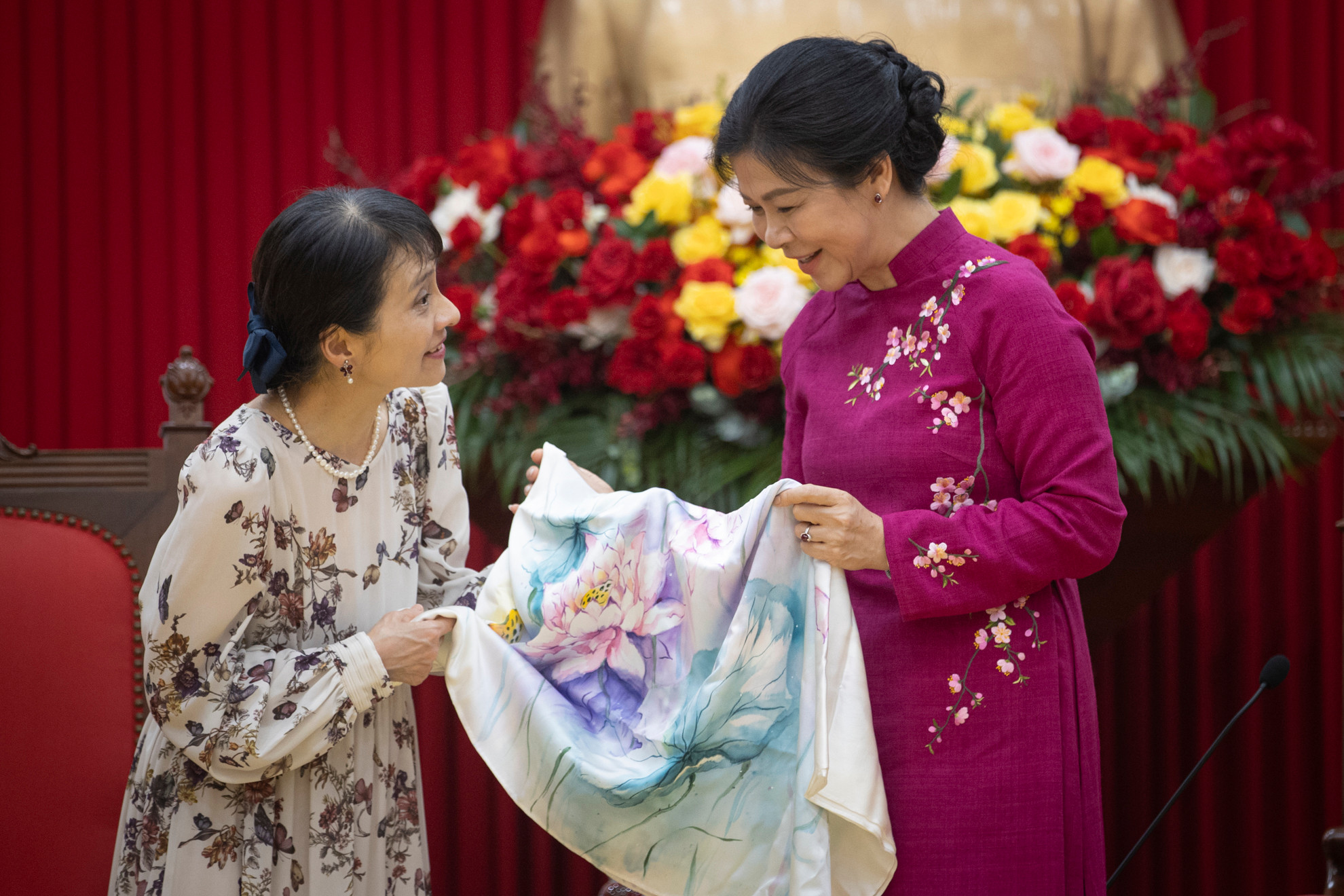Phu nhân Ngô Phương Ly tặng phu nhân Ishiba Yoshiko khăn lụa có in hình hoa sen và hoa cúc. Phu nhân Ngô Phương Ly tặng phu nhân Ishiba Yoshiko khăn lụa có in hình hoa sen và hoa cúc.