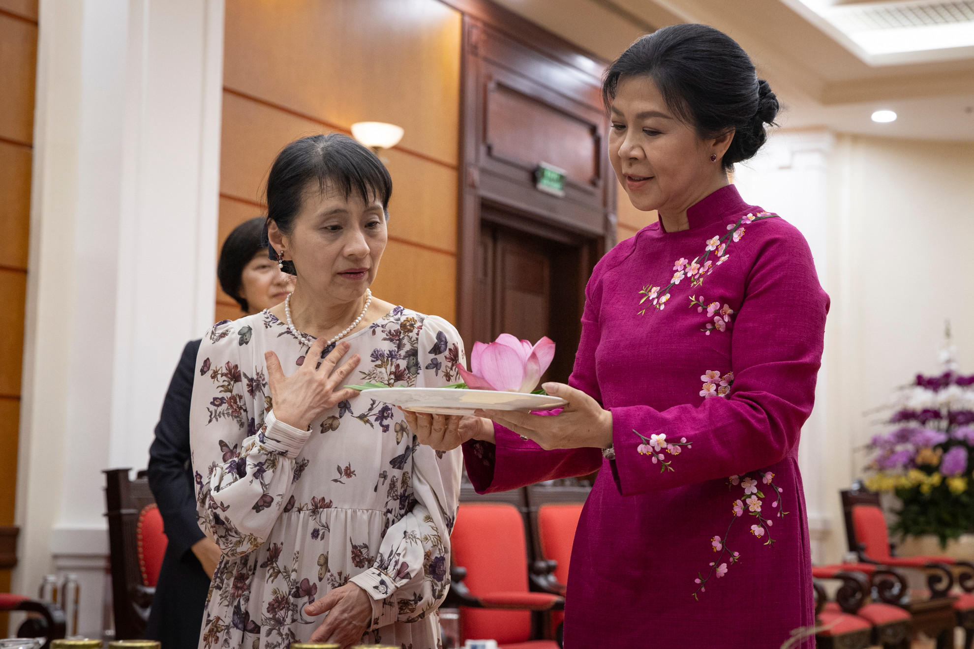 Phu nhân Ngô Phương Ly giới thiệu về bánh cốm với phu nhân Ishiba Yoshiko. Phu nhân Ngô Phương Ly giới thiệu về bánh cốm với phu nhân Ishiba Yoshiko.