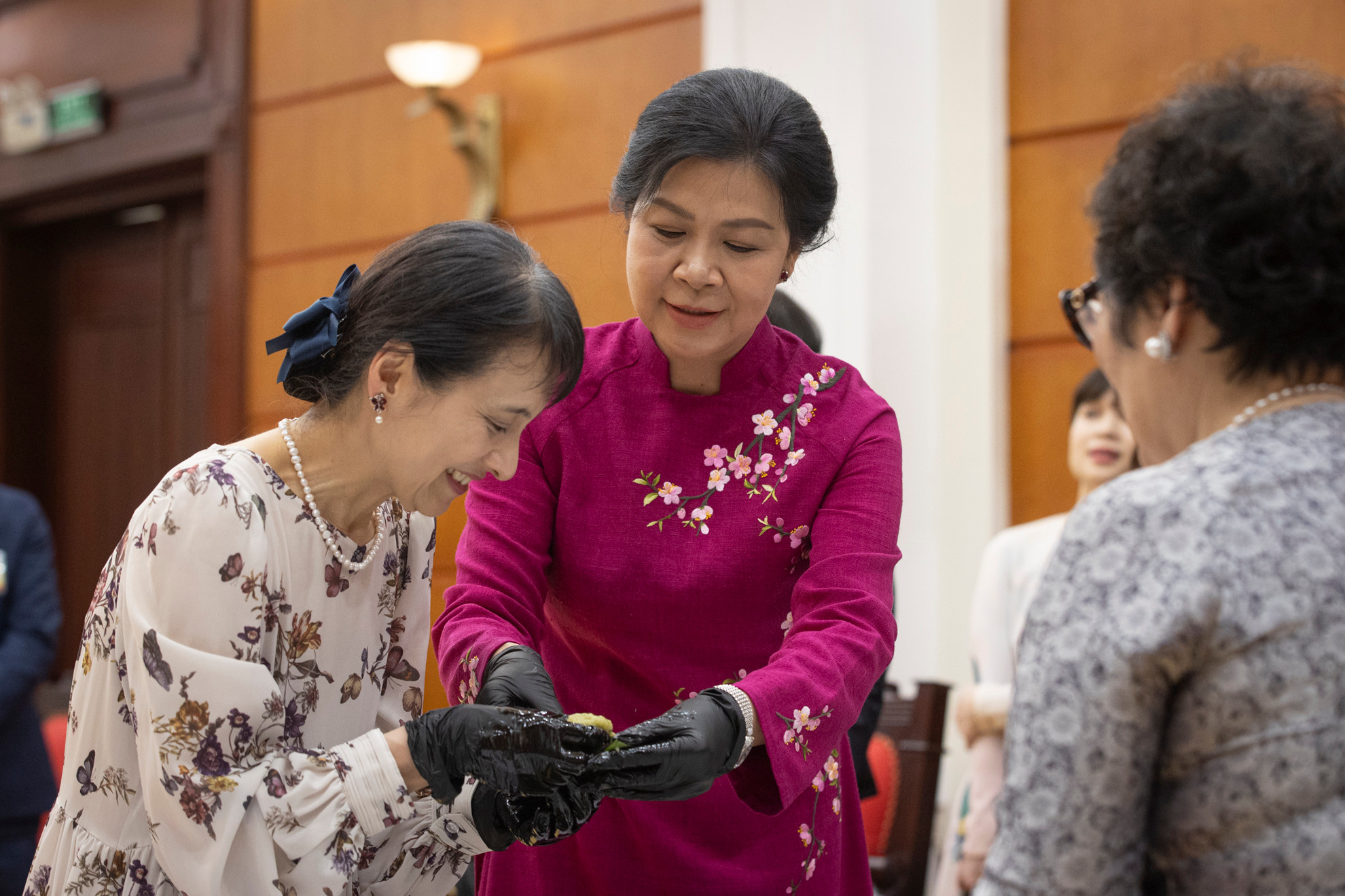 Phu nhân Ngô Phương Ly cùng Phu nhân Ishiba Yoshiko làm bánh cốm. Phu nhân Ngô Phương Ly cùng Phu nhân Ishiba Yoshiko làm bánh cốm.