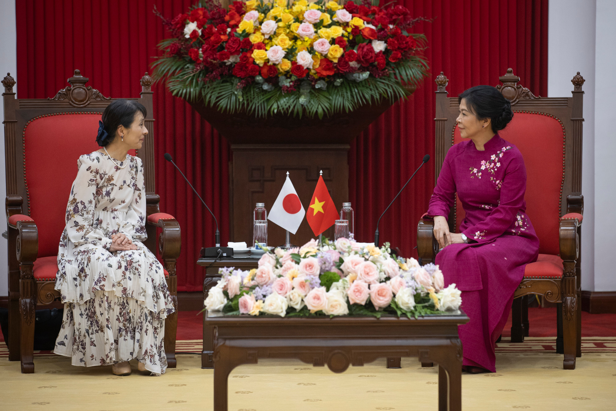 Bà Ngô Phương Ly, Phu nhân Tổng Bí thư Tô Lâm và bà Ishiba Yoshiko, Phu nhân Thủ tướng Nhật Bản Ishiba Shigeru tại buổi gặp gỡ. Bà Ngô Phương Ly, Phu nhân Tổng Bí thư Tô Lâm và bà Ishiba Yoshiko, Phu nhân Thủ tướng Nhật Bản Ishiba Shigeru tại buổi gặp gỡ.