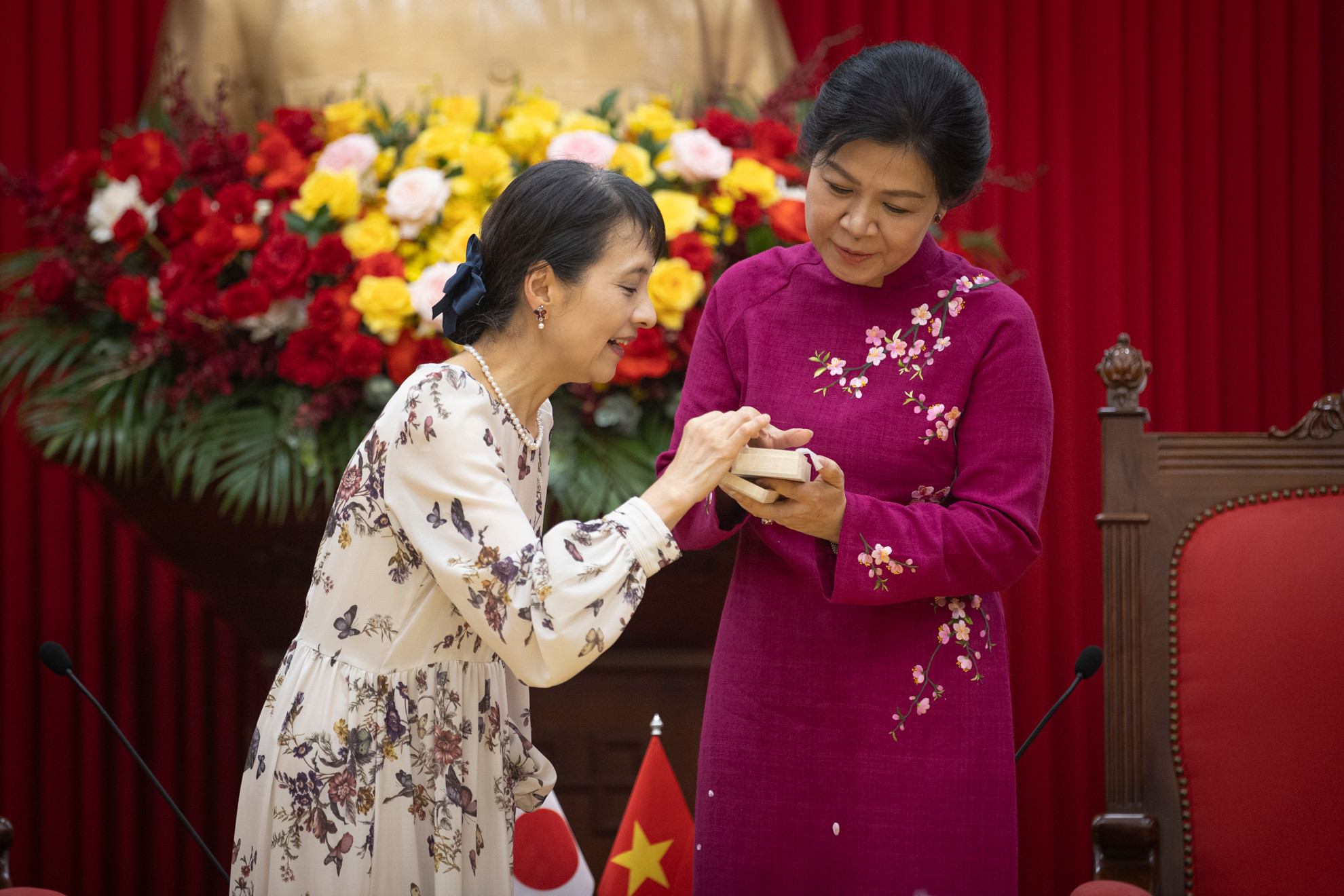 Phu nhân Thủ tướng Nhật Bản Ishiba Yoshiko trao quà, tặng Phu nhân Ngô Phương Ly. Phu nhân Thủ tướng Nhật Bản Ishiba Yoshiko trao quà, tặng Phu nhân Ngô Phương Ly.