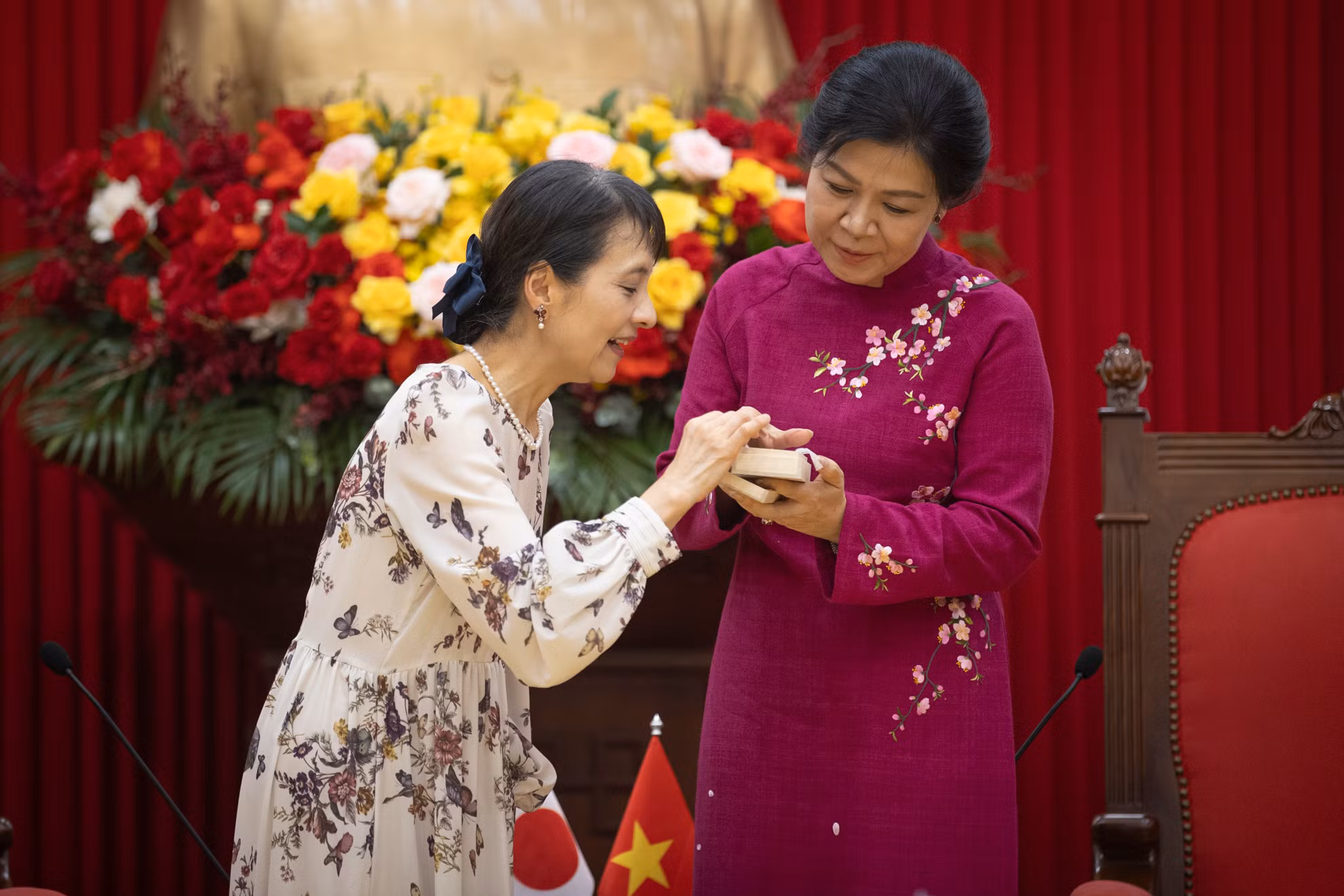 Phu nhân Thủ tướng Nhật Bản Ishiba Yoshiko trao quà, tặng Phu nhân Ngô Phương Ly.