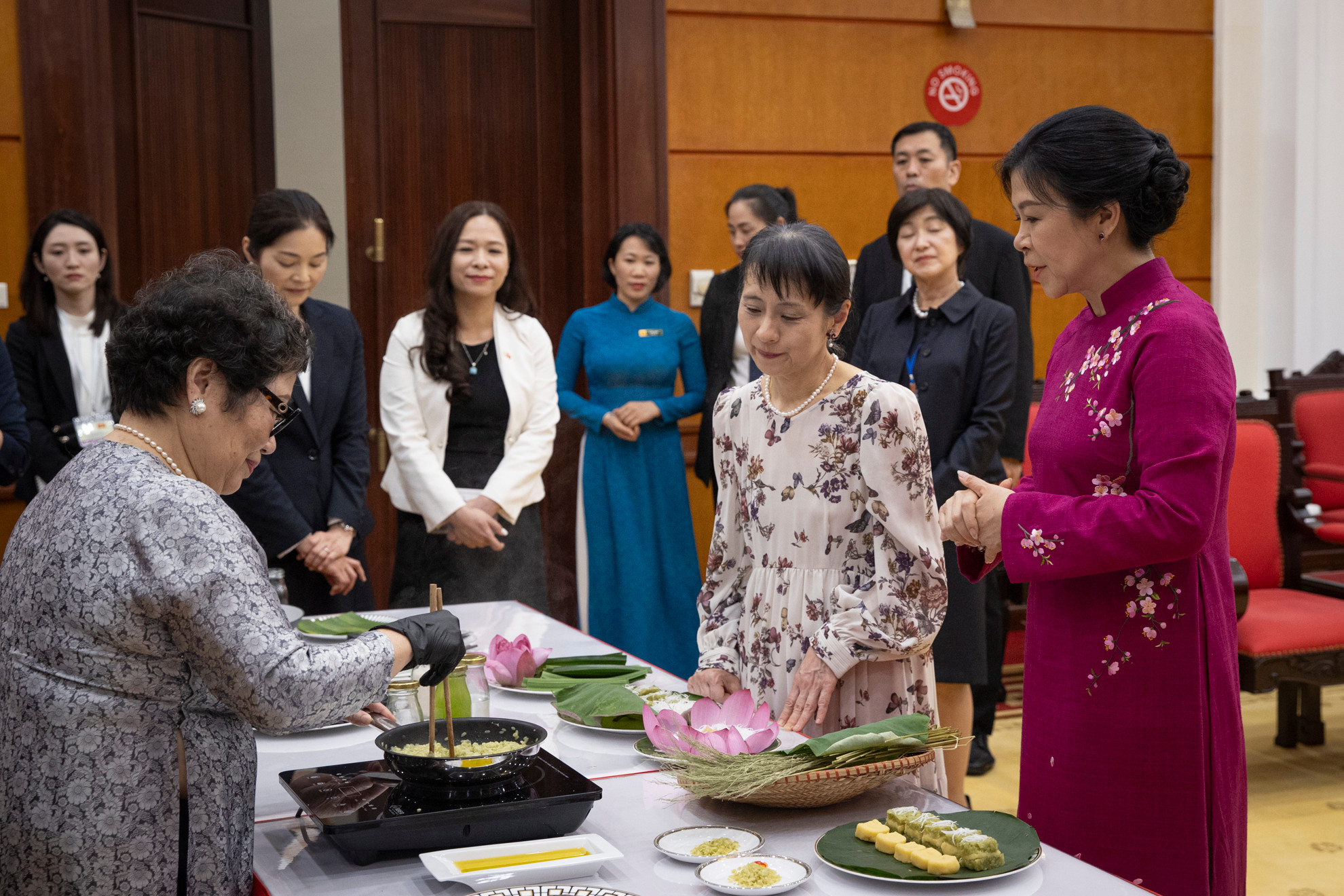 Hai phu nhân cùng làm bánh cốm truyền thống. Hai phu nhân cùng làm bánh cốm truyền thống.