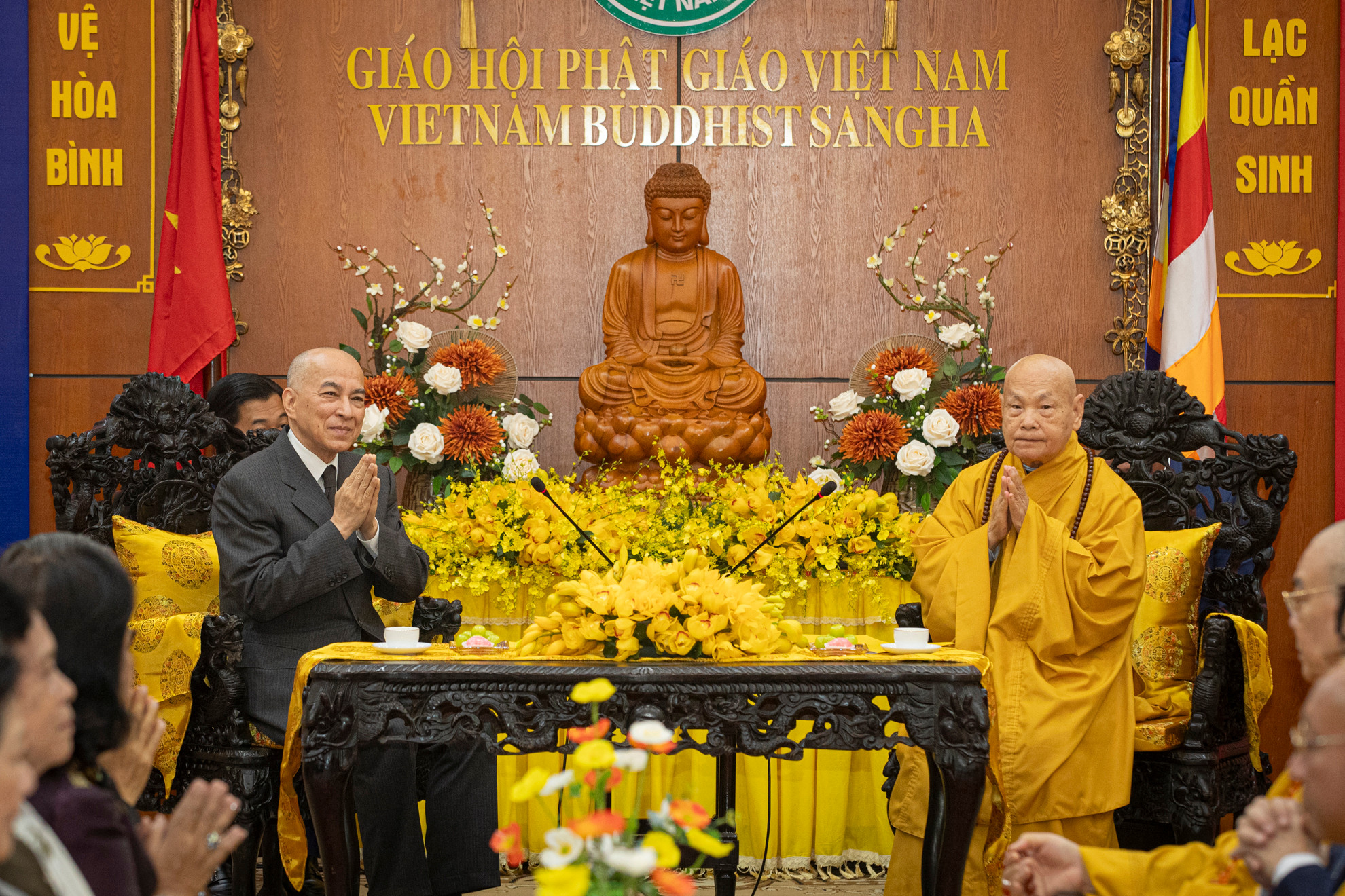 Trưởng lão Hòa thượng Thích Thiện Nhơn, Phó Pháp chủ, Chủ tịch Hội đồng Trị sự Trung ương Giáo hội Phật giáo Việt Nam và Quốc vương Campuchia Norodom Sihamoni tại buổi gặp mặt.