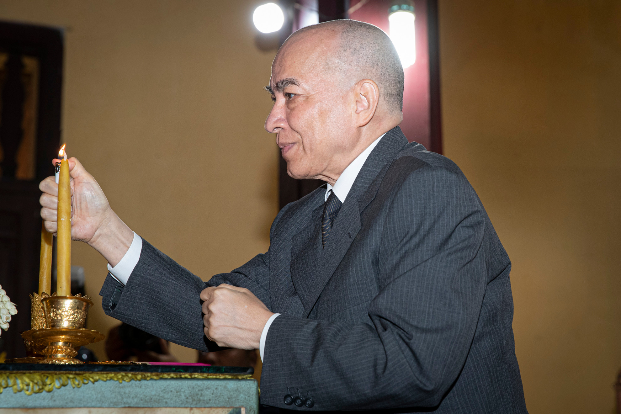 Quốc vương Campuchia Norodom Sihamoni thực hiện nghi lễ tại chùa Quán Sứ.