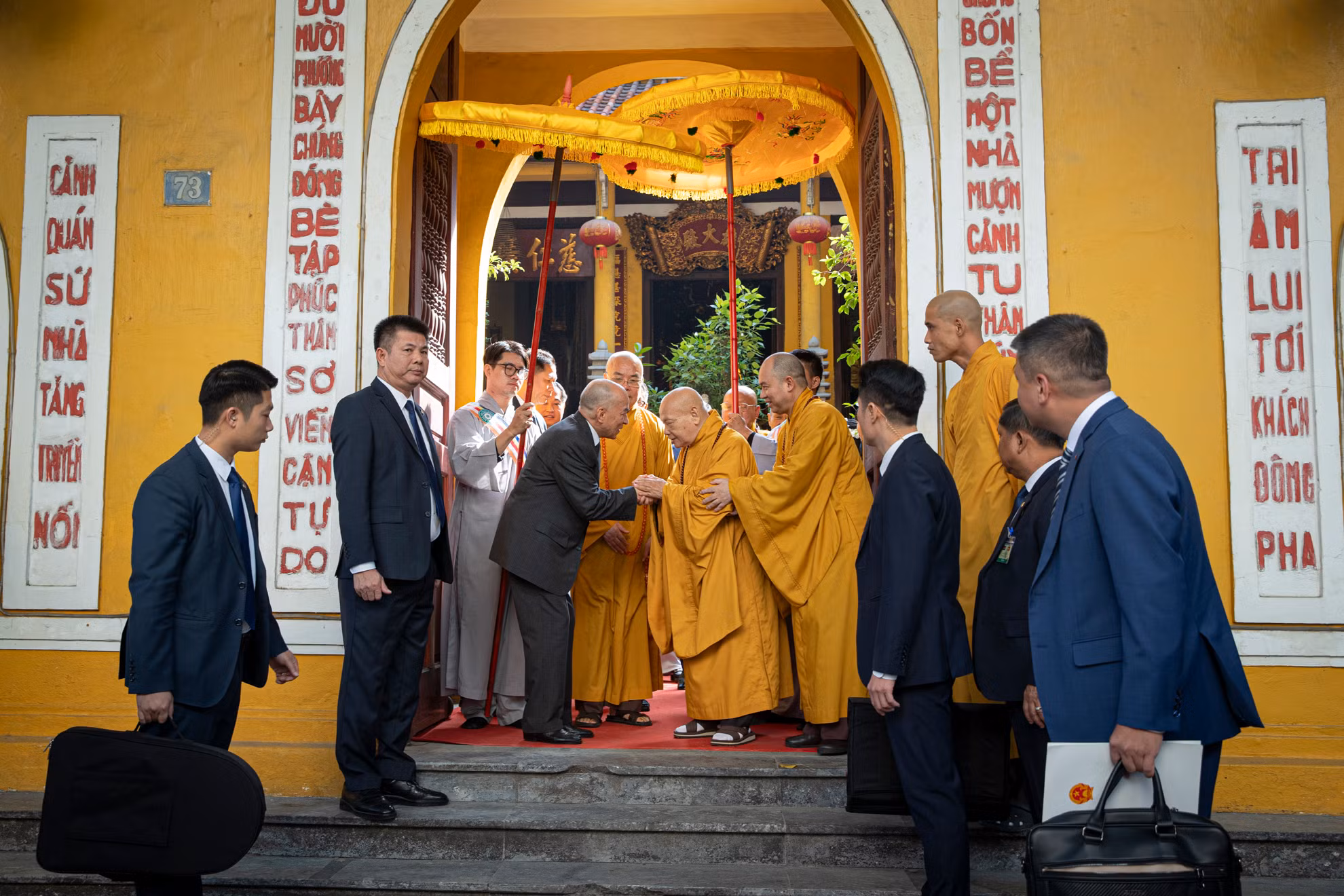 Trưởng lão Hòa thượng Thích Thiện Nhơn, Phó Pháp chủ, Chủ tịch Hội đồng Trị sự Trung ương Giáo hội Phật giáo Việt Nam và Quốc vương Campuchia Norodom Sihamoni tại chùa Quán Sứ, Hà Nội.