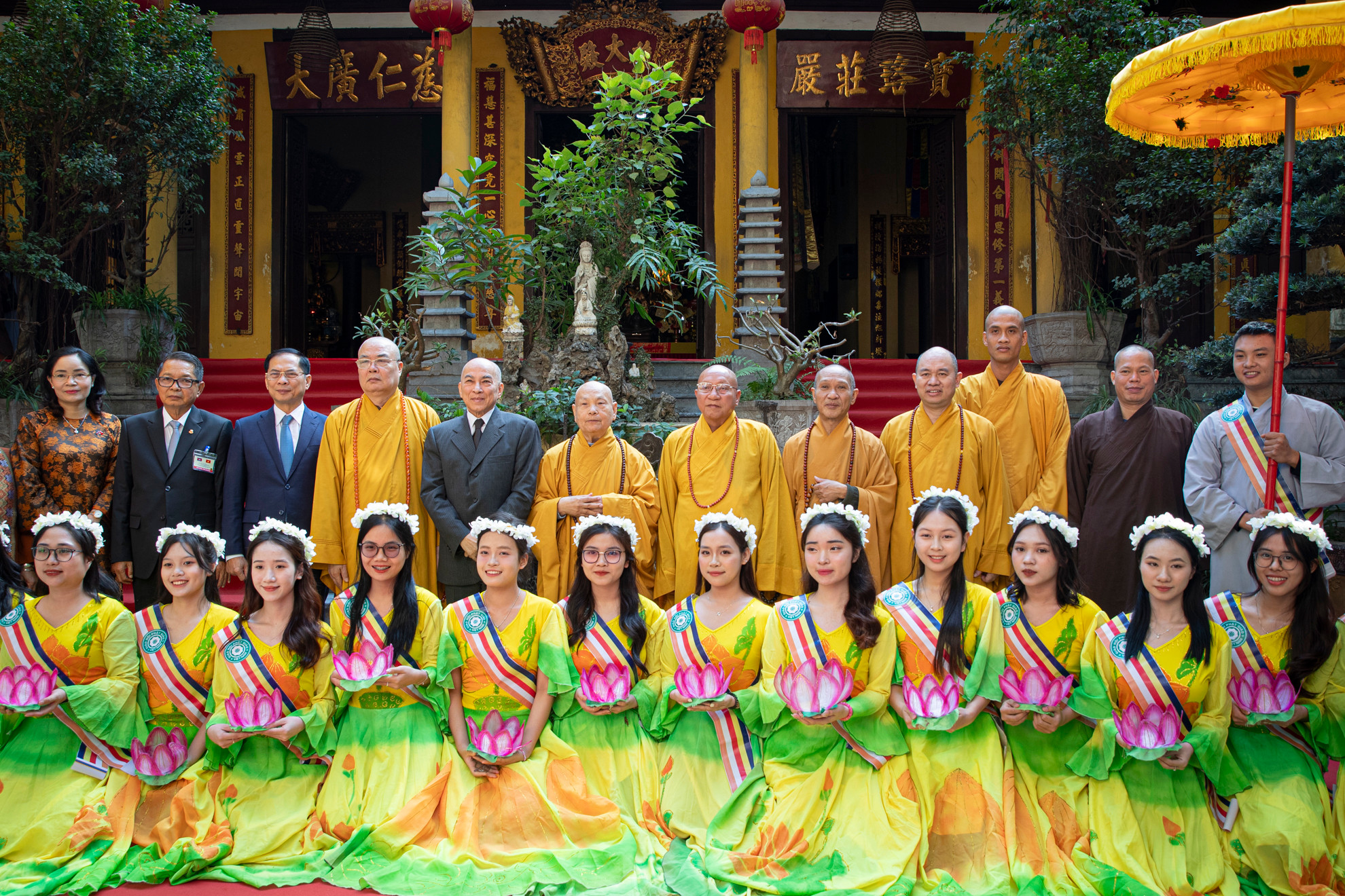 Quốc vương Campuchia Norodom Sihamoni cùng các đại biểu chụp ảnh lưu niệm với chức sắc, tăng ni, Phật tử tại chùa Quán Sứ.