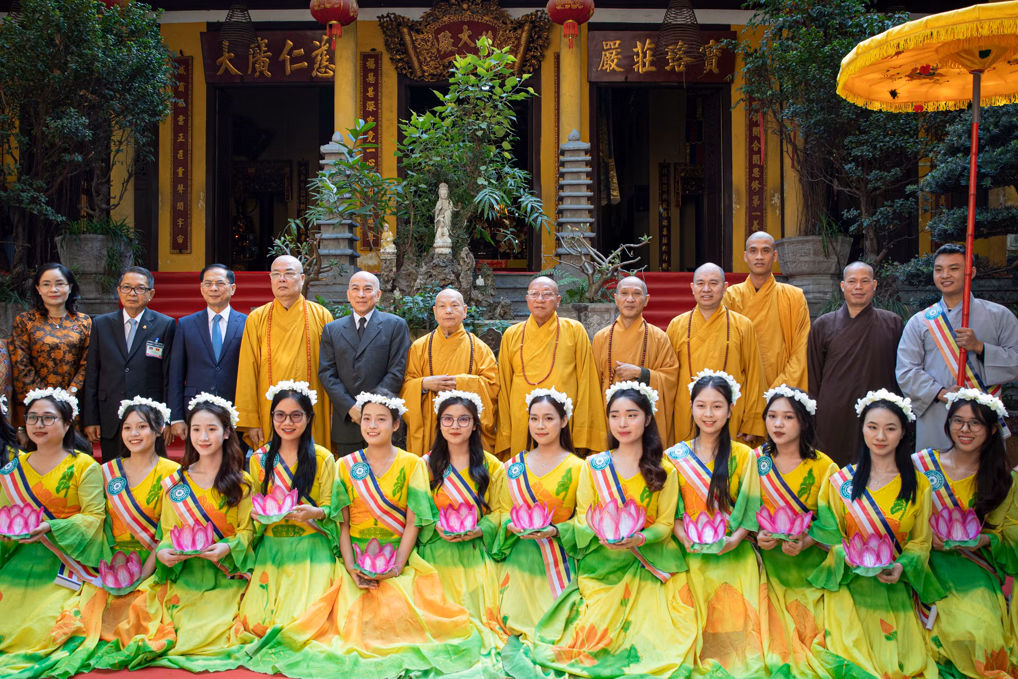 Quốc vương Campuchia Norodom Sihamoni cùng các đại biểu chụp ảnh lưu niệm với chức sắc, tăng ni, Phật tử tại chùa Quán Sứ.