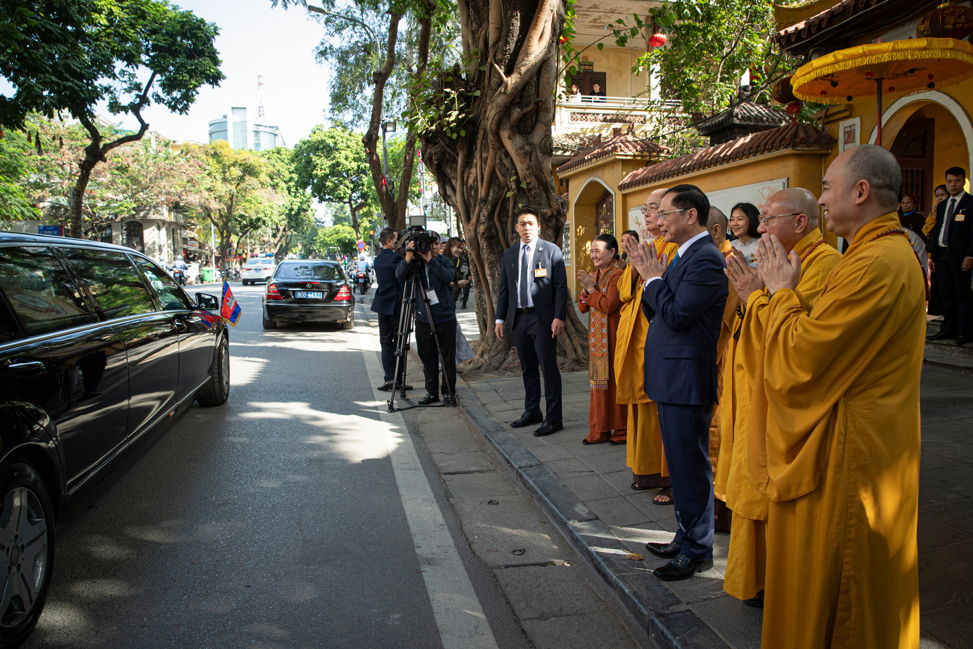 Phó Thủ tướng, Bộ trưởng Ngoại giao Bùi Thanh Sơn cùng các chức sắc, tăng ni, Phật tử tại chùa Quán Sứ, Hà Nội chào tạm biệt Quốc vương Campuchia Norodom Sihamoni sau khi kết thúc buổi tham quan.