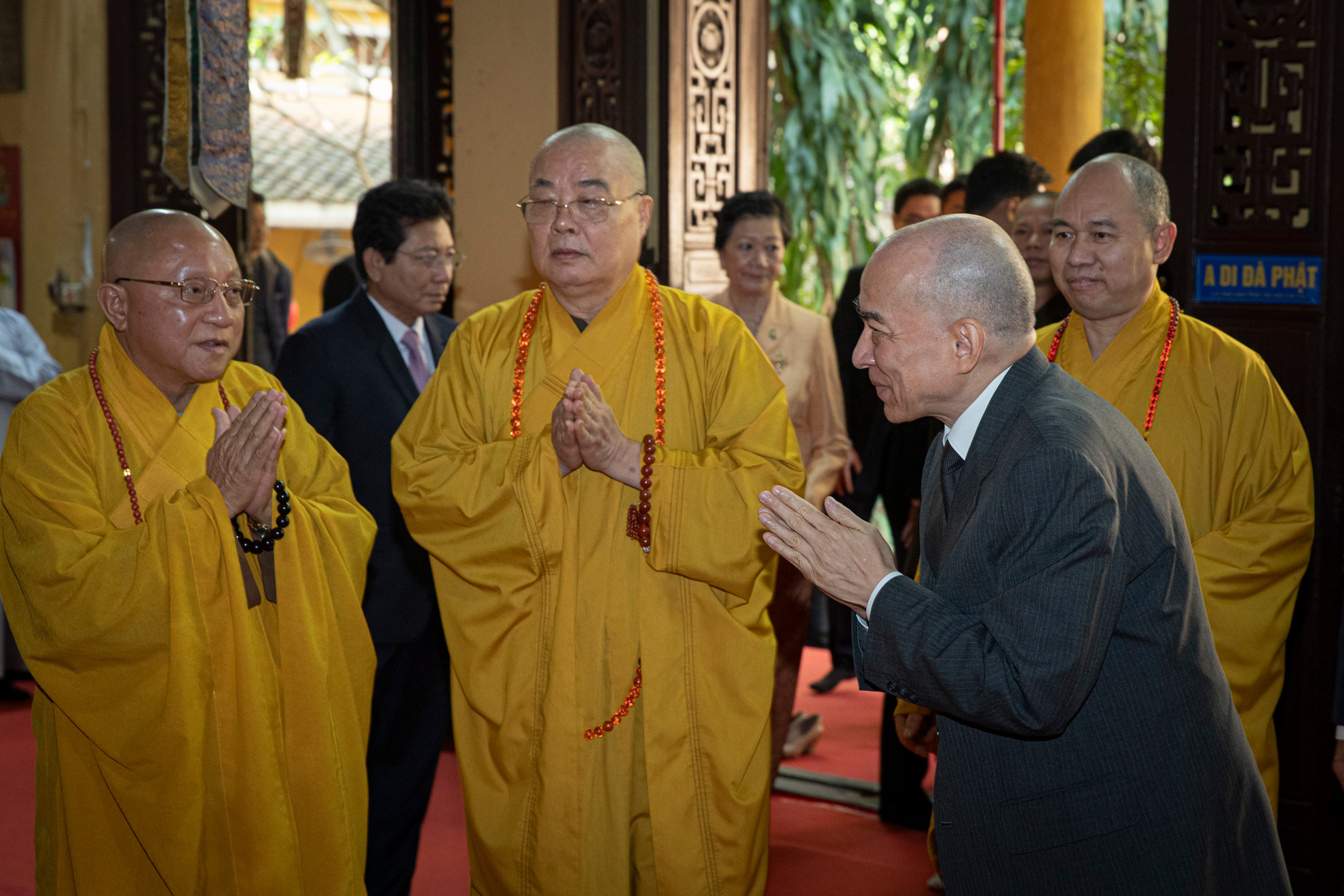 Quốc vương Campuchia Norodom Sihamoni với các chức sắc, tăng ni, Phật tử tại chùa Quán Sứ, Hà Nội.