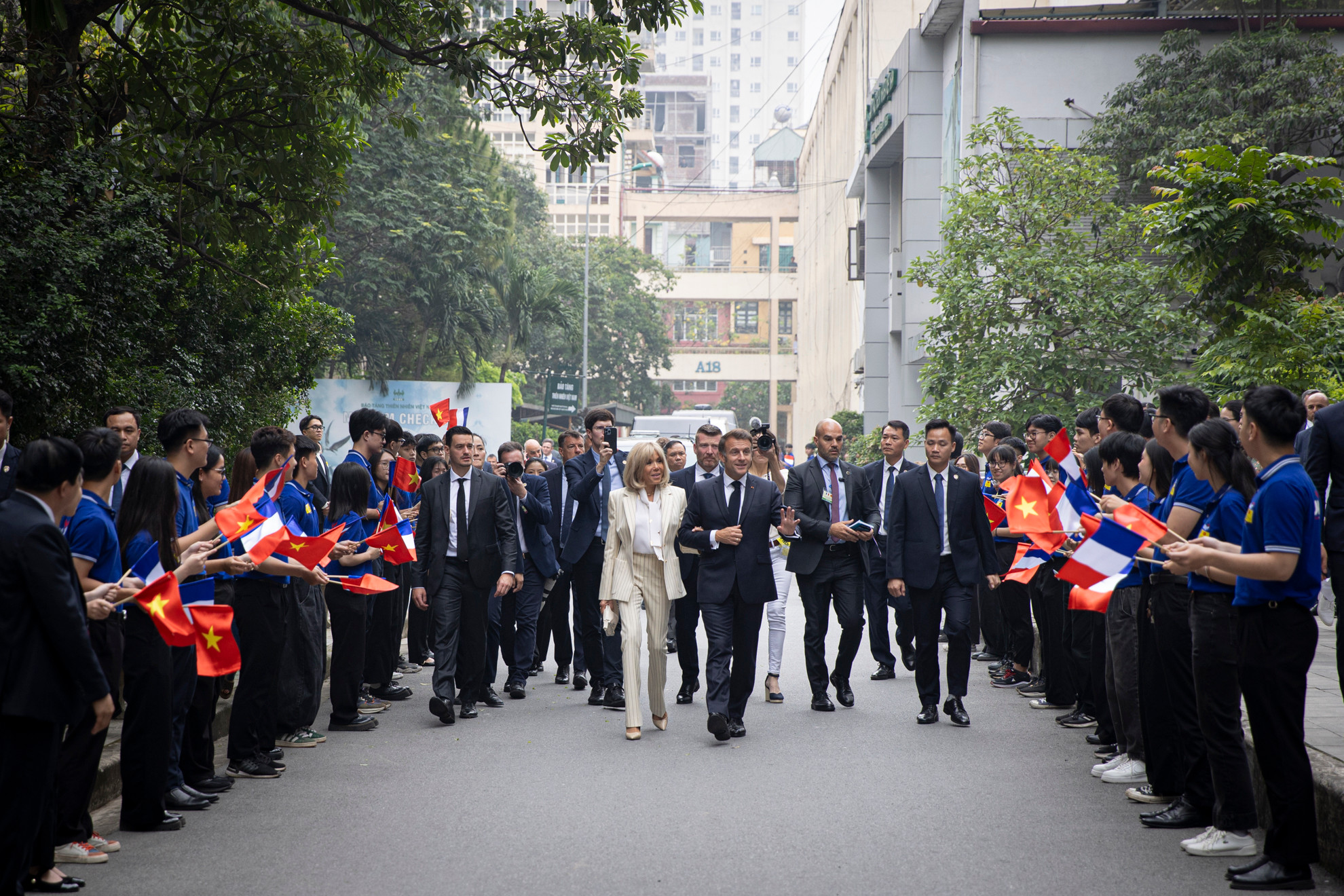 Tổng thống Pháp Emmanuel Macron và Phu nhân tại Trường đại học Khoa học và Công nghệ Hà Nội.
