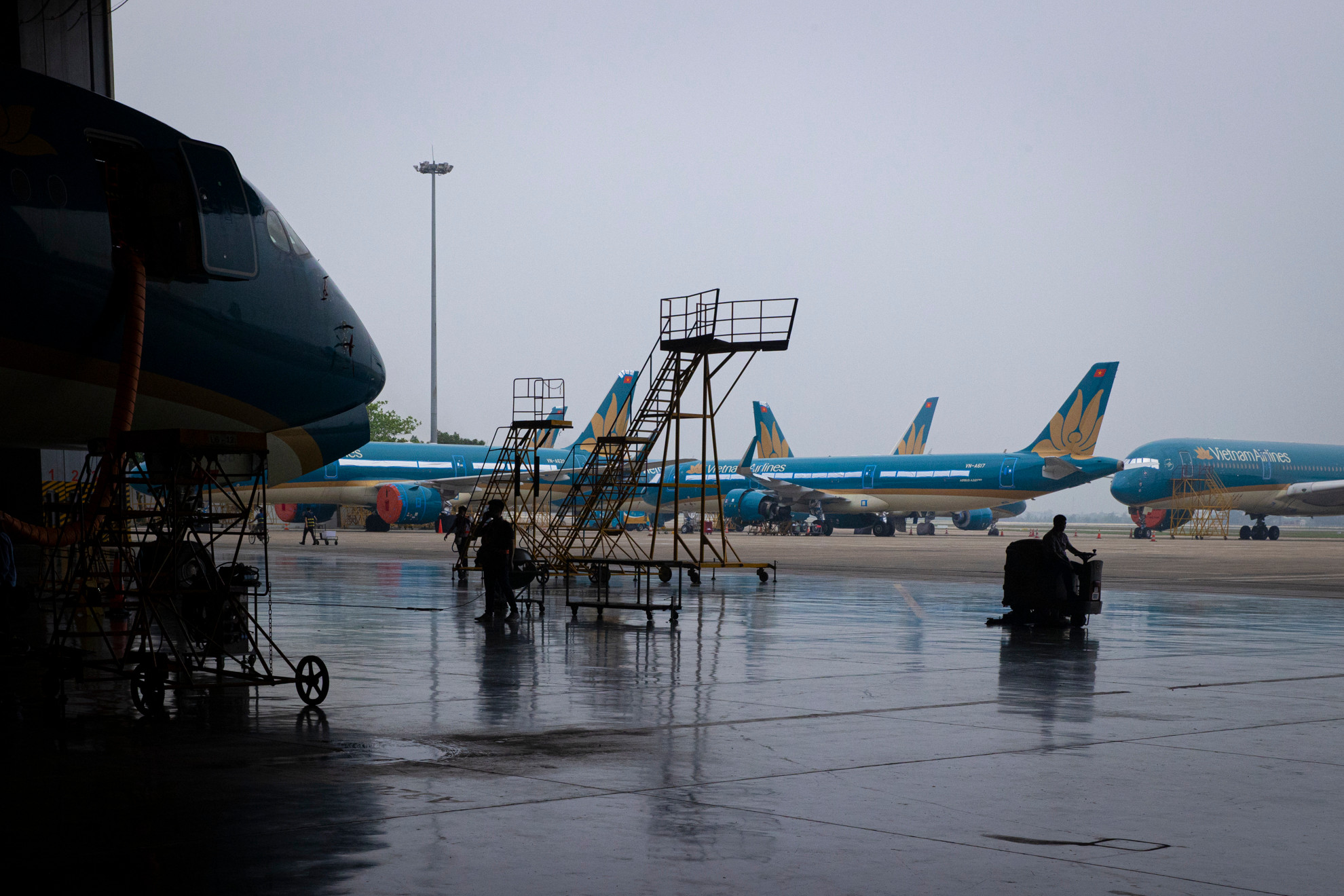 Trước cửa xưởng, nhiều máy bay xếp hàng chờ vào bảo dưỡng, sửa chữa.