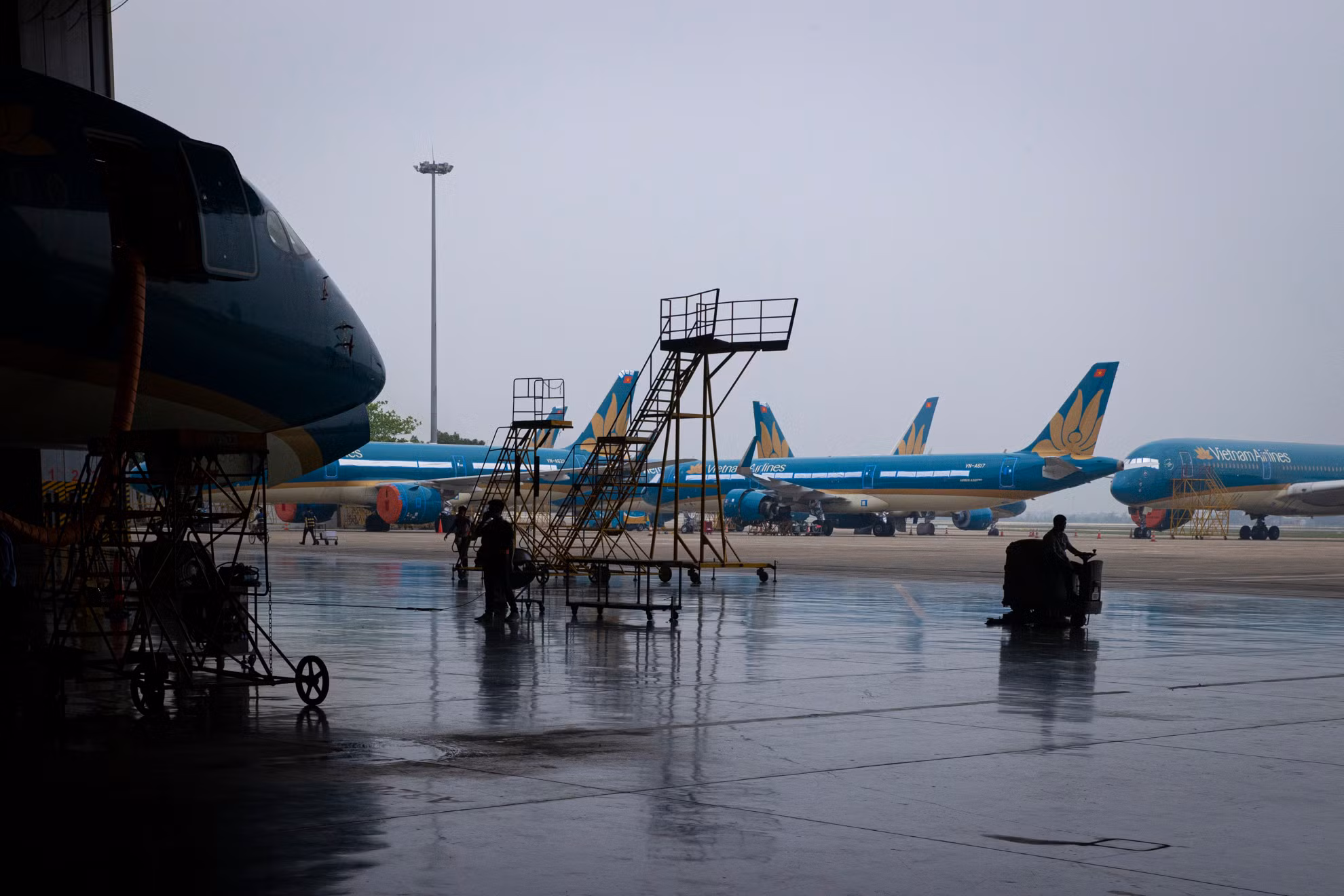 Trước cửa xưởng, nhiều máy bay xếp hàng chờ vào bảo dưỡng, sửa chữa.