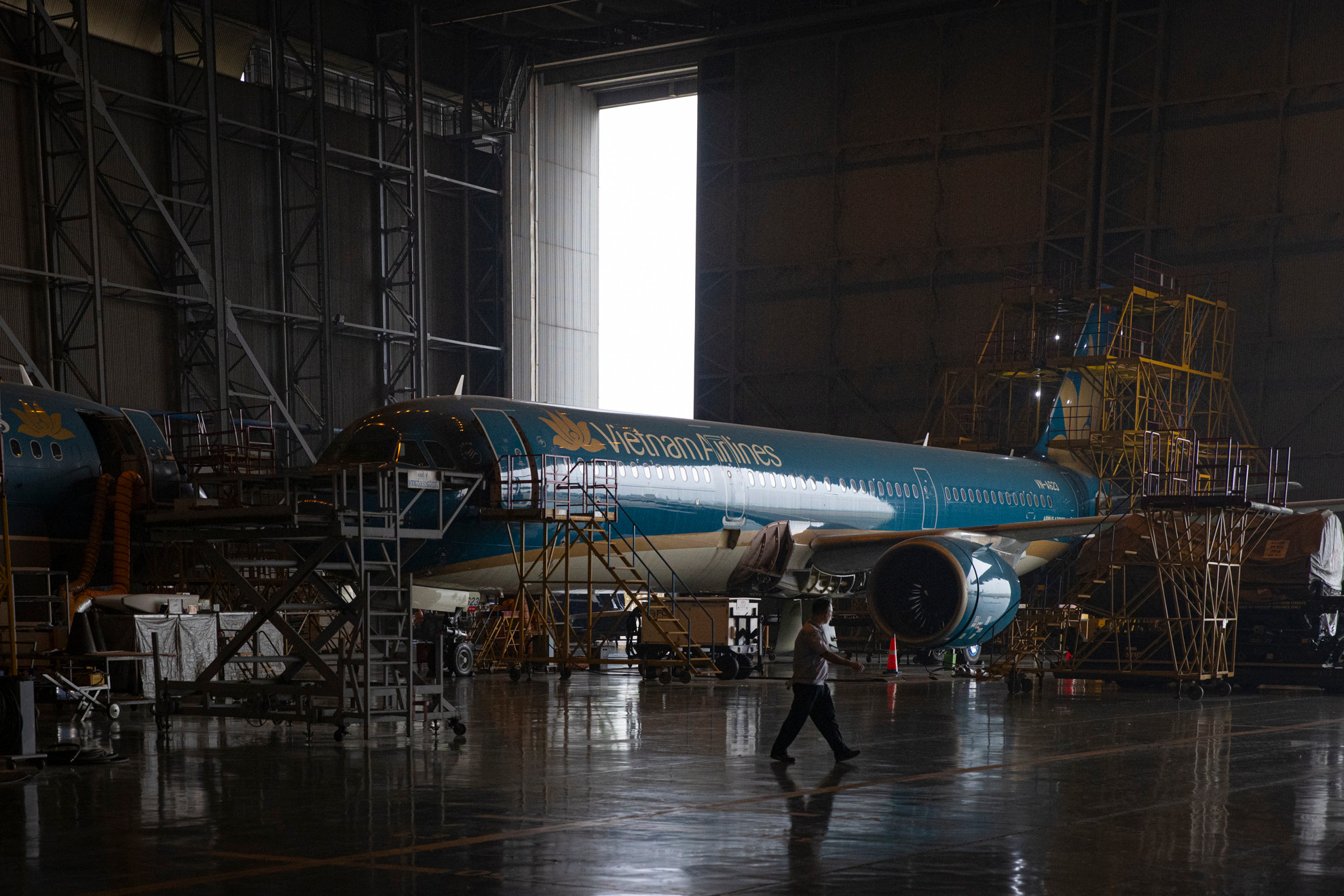 Xưởng sửa chữa máy bay số 2 của Công ty TNHH MTV Kỹ thuật máy bay (VAECO) rộng 12.000m2 có thể chứa 4 máy bay thân hẹp, một máy bay thân rộng.