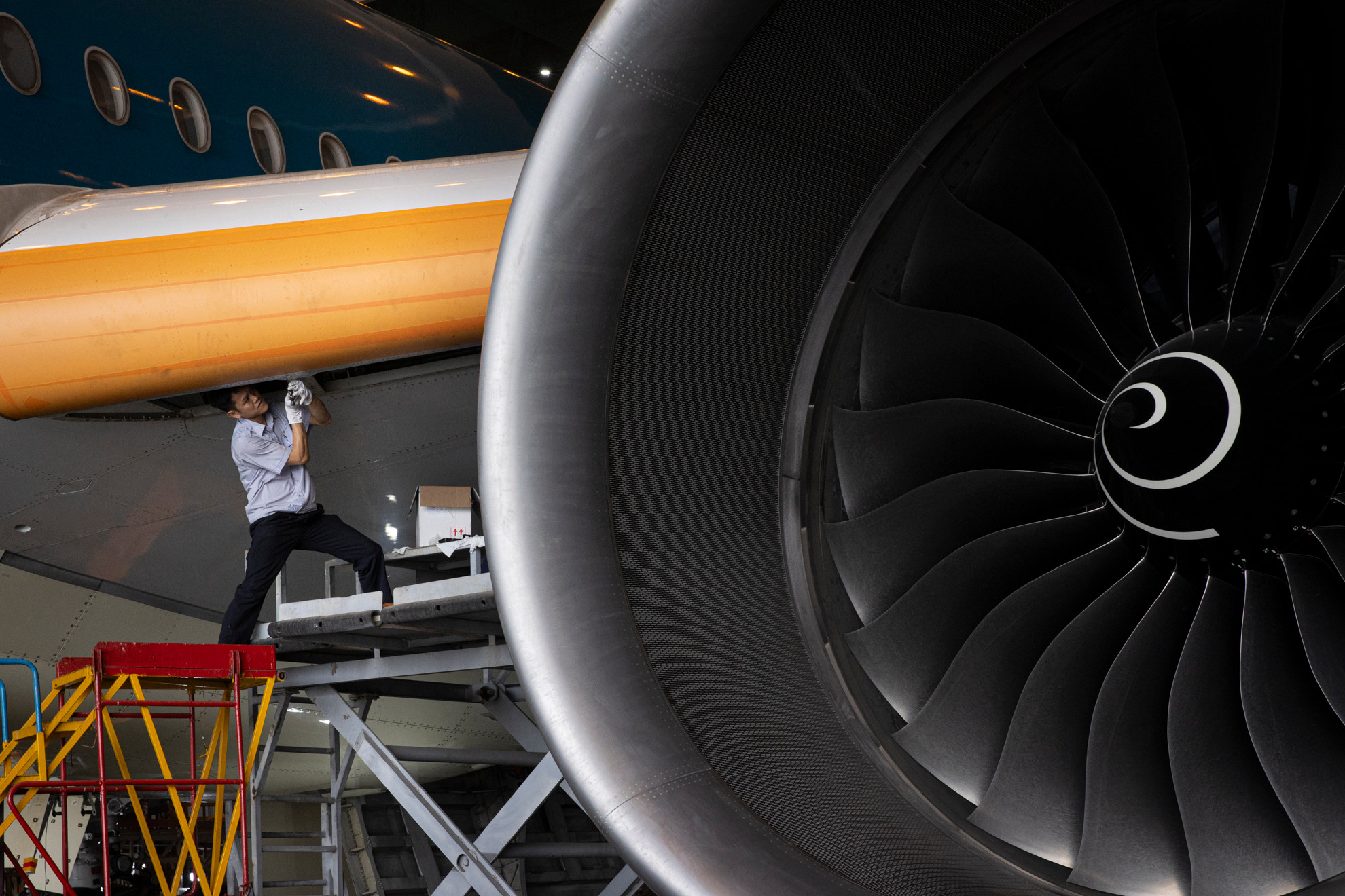 Các tàu bay đều được kiểm tra kỹ thuật và bảo dưỡng kỹ lưỡng từng bộ phận trước khi cất cánh. Đây là công tác đặc biệt quan trọng nhằm bảo đảm an toàn bay.