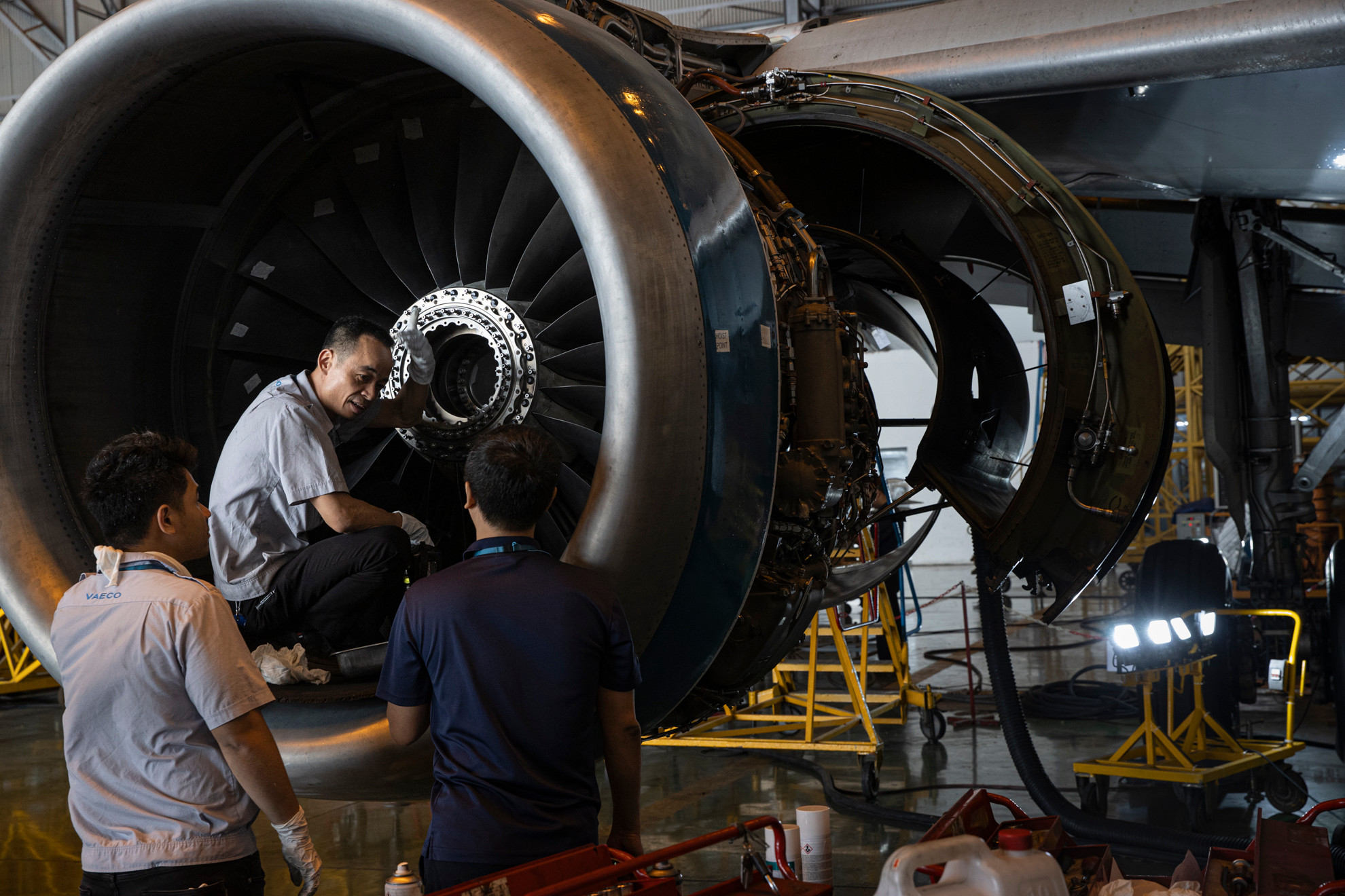 Theo các kỹ sư, tùy theo tình trạng của máy bay, việc bảo trì, sửa chữa một chiếc có thể mất vài ngày đến cả tháng.