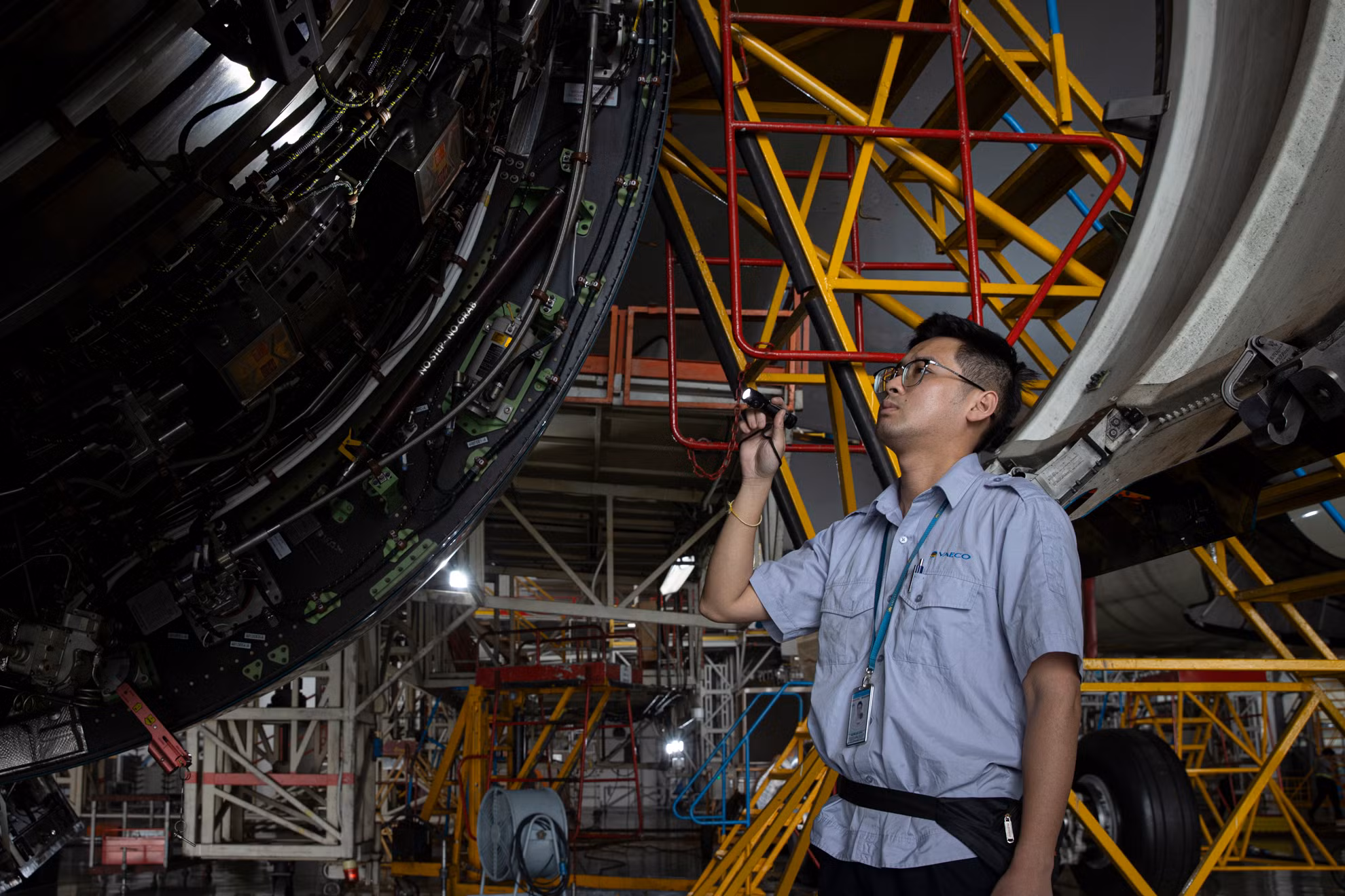 Những bộ phận khác của tàu bay đều được kiểm tra tỉ mỉ trước khi tàu bay được đưa vào khai thác.