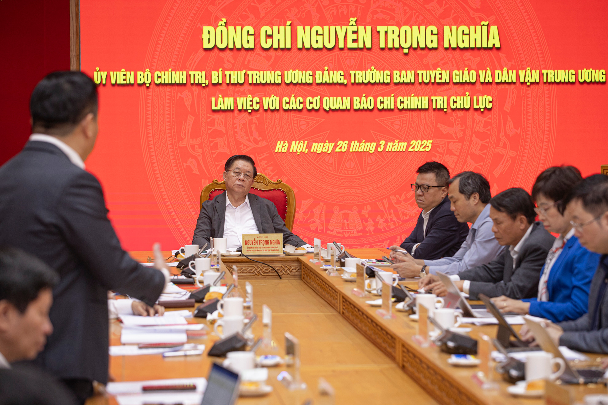 Trưởng Ban Tuyên giáo và Dân vận Trung ương Nguyễn Trọng Nghĩa lắng nghe ý kiến của các đại biểu. Trưởng Ban Tuyên giáo và Dân vận Trung ương Nguyễn Trọng Nghĩa lắng nghe ý kiến của các đại biểu.