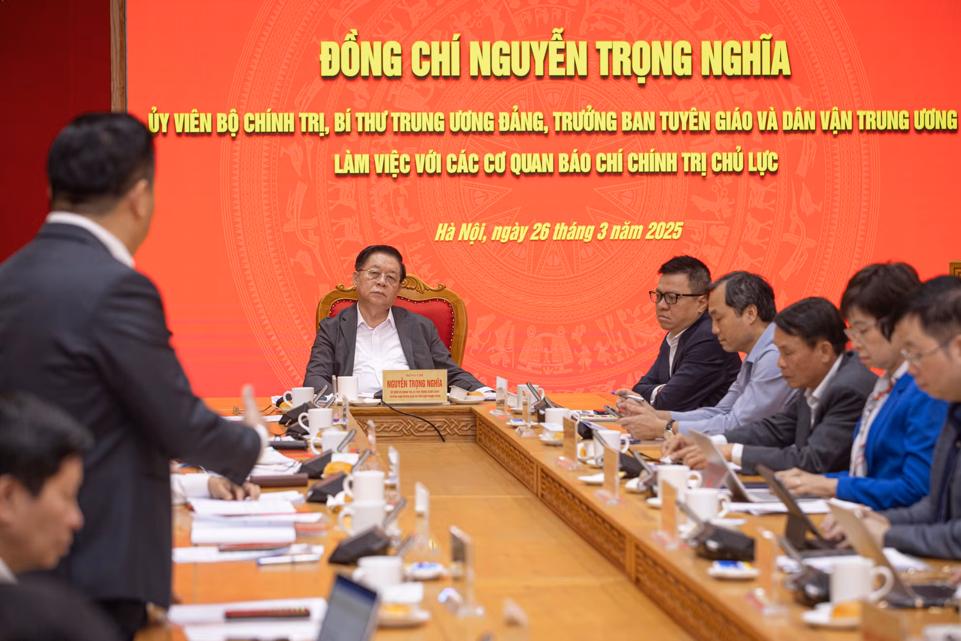 Trưởng Ban Tuyên giáo và Dân vận Trung ương Nguyễn Trọng Nghĩa lắng nghe ý kiến của các đại biểu.