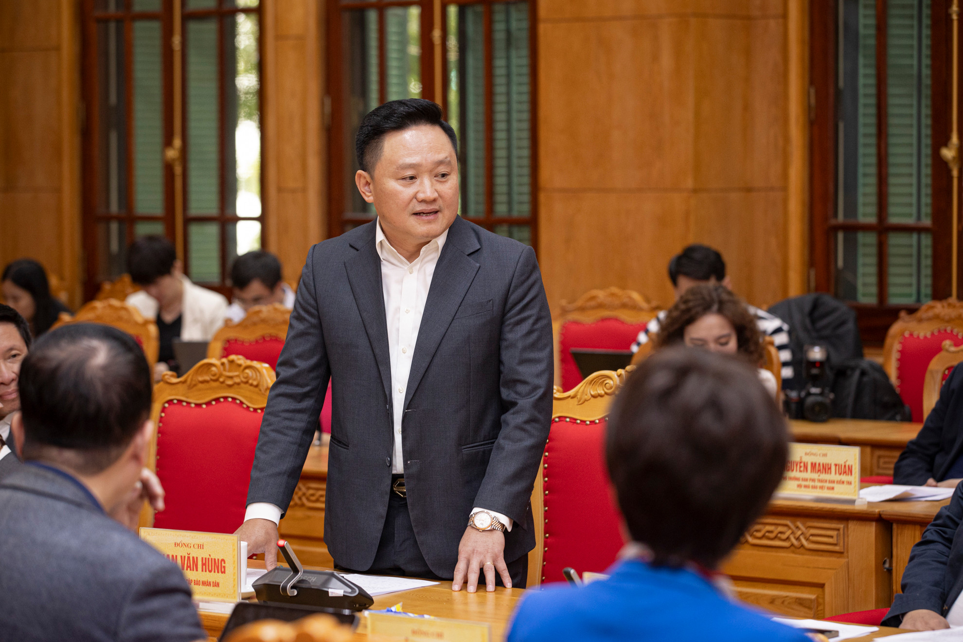 Phó Tổng Biên tập Báo Nhân Dân Phan Văn Hùng phát biểu tại buổi làm việc. Phó Tổng Biên tập Báo Nhân Dân Phan Văn Hùng phát biểu tại buổi làm việc.