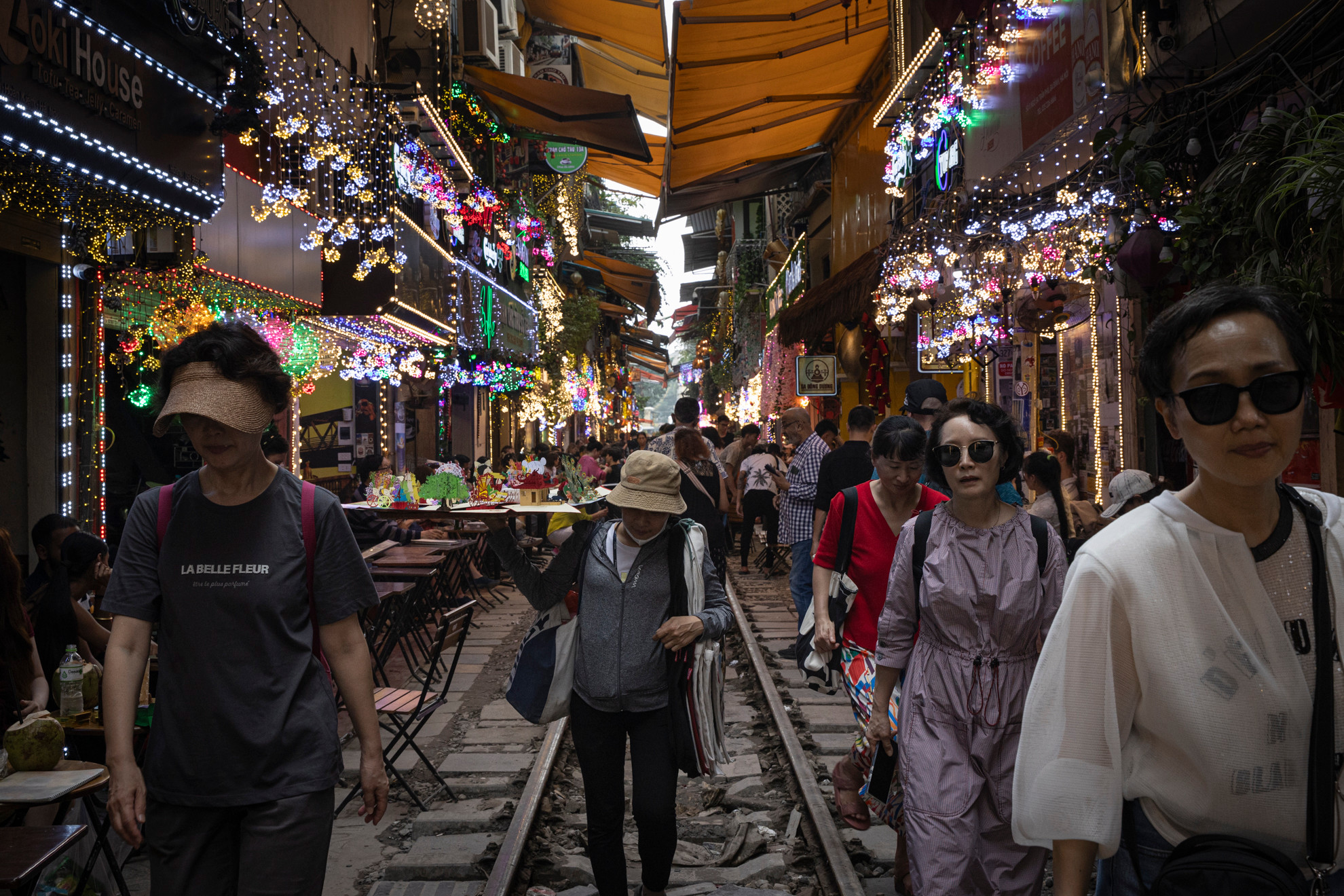 Phố cà-phê đường tàu thu hút khách du lịch nhờ được nhiều trang mạng xã hội, báo quốc tế giới thiệu. Phố cà-phê đường tàu thu hút khách du lịch nhờ được nhiều trang mạng xã hội, báo quốc tế giới thiệu.