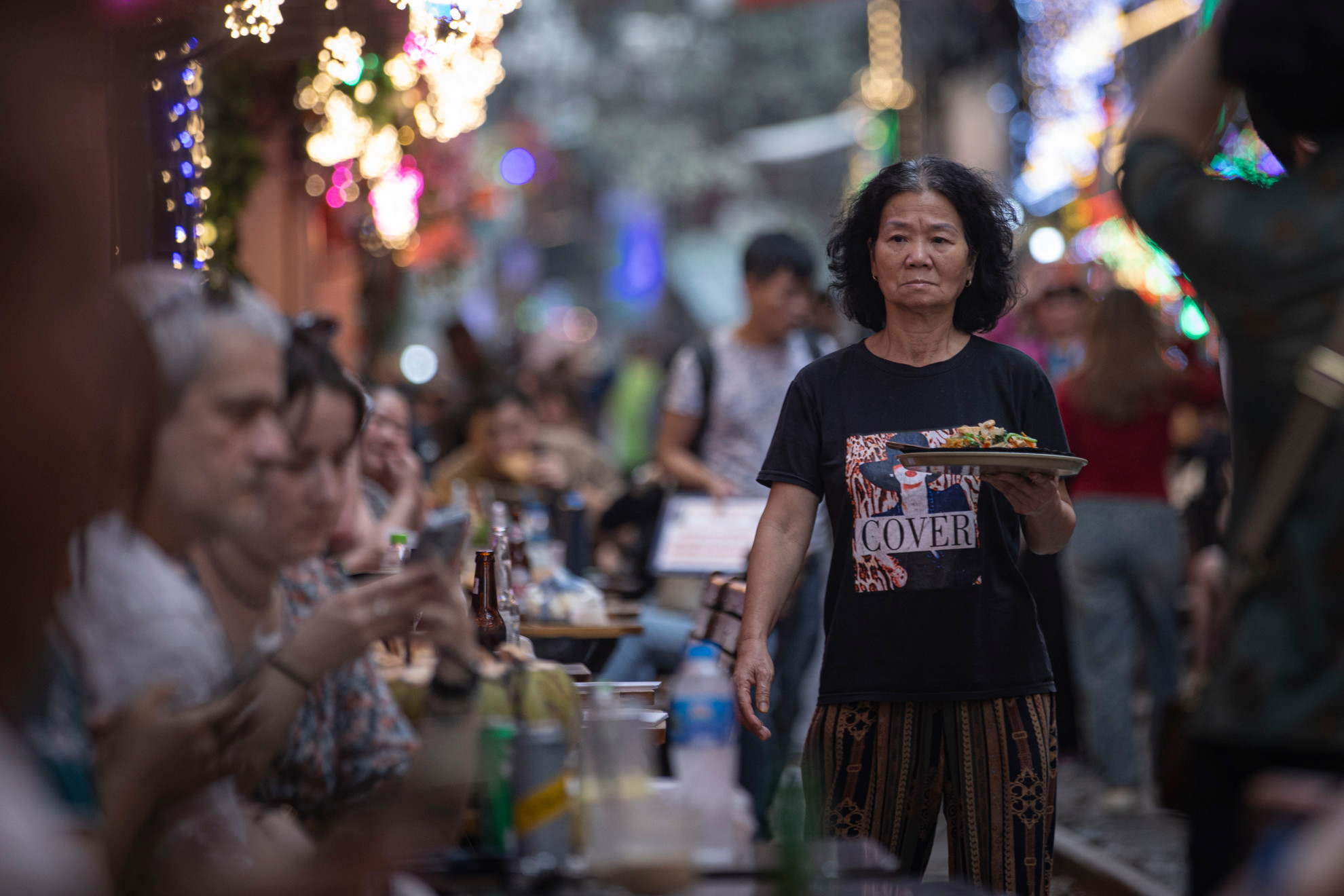 Mô hình kinh doanh cà-phê đường tàu xuất hiện từ khoảng năm 2017-2018. Tháng 8/2022 ngành đường sắt đã đề nghị Ủy ban nhân dân thành phố Hà Nội phối hợp xử lý tình trạng du khách vi phạm hành lang an toàn đường sắt. Mô hình kinh doanh cà-phê đường tàu xuất hiện từ khoảng năm 2017-2018. Tháng 8/2022 ngành đường sắt đã đề nghị Ủy ban nhân dân thành phố Hà Nội phối hợp xử lý tình trạng du khách vi phạm hành lang an toàn đường sắt.