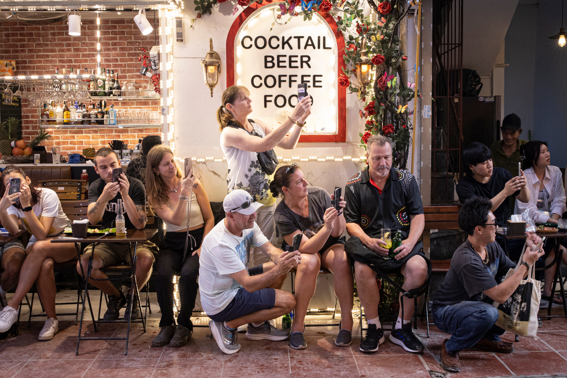 Khách du lịch nước ngoài hướng ống kính máy ảnh về hướng tàu xuất hiện. Khách du lịch nước ngoài hướng ống kính máy ảnh về hướng tàu xuất hiện.