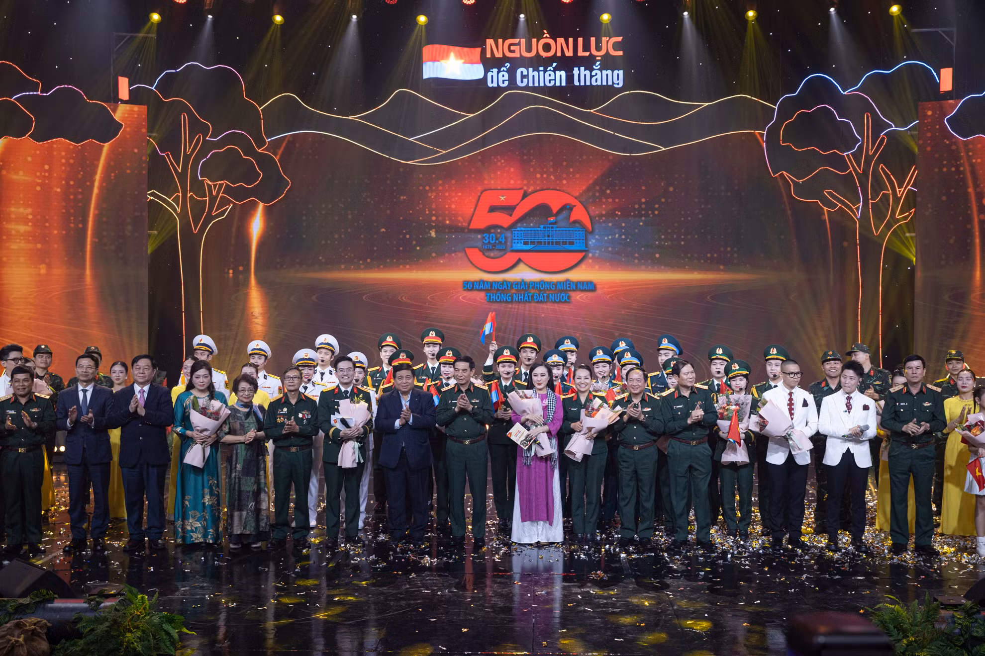 Các đại biểu chụp ảnh lưu niệm cùng nghệ sĩ tham gia chương trình giao lưu nghệ thuật “Nguồn lực để chiến thắng”.