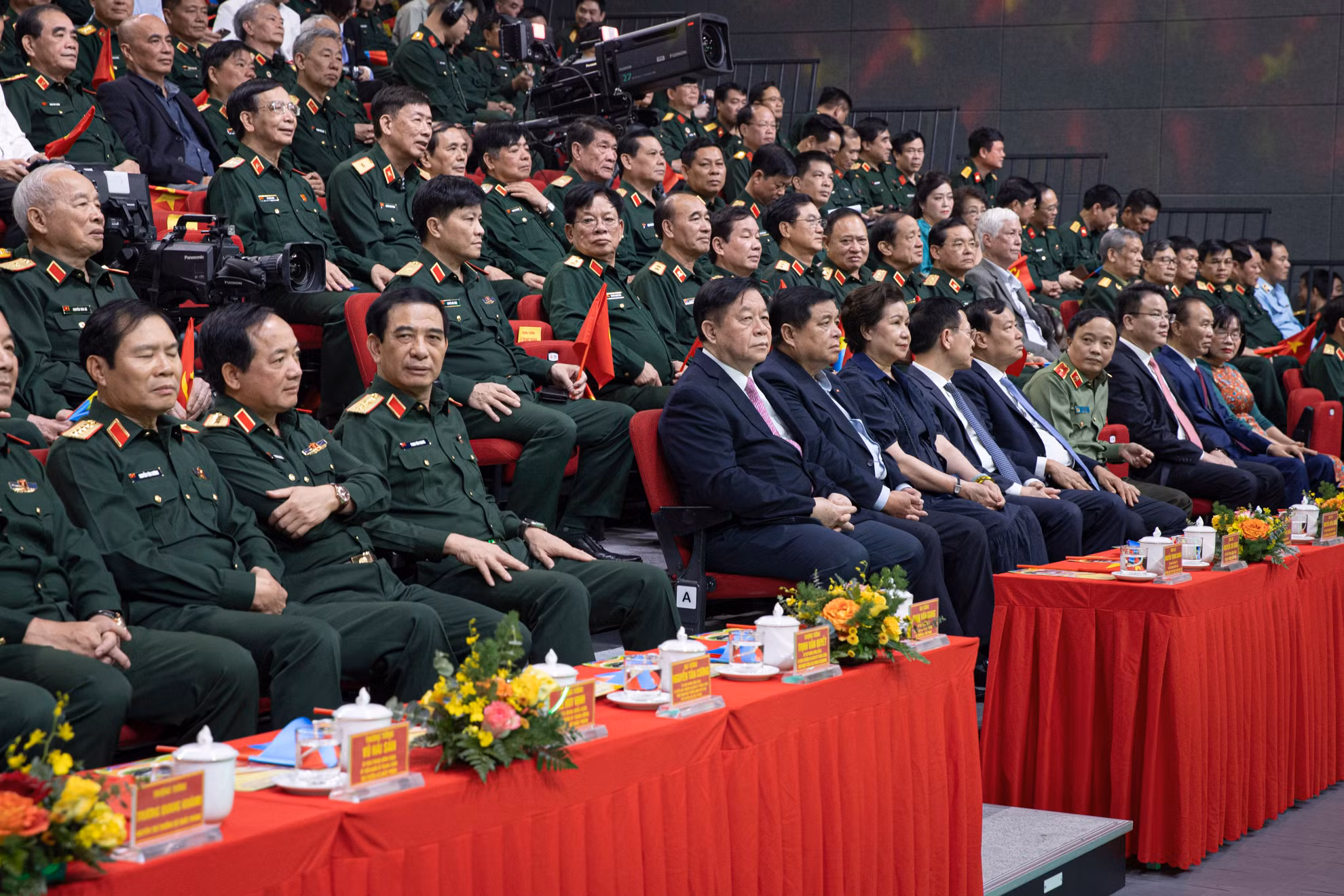 Các đại biểu tại chương trình giao lưu chính luận nghệ thuật “Nguồn lực để chiến thắng".