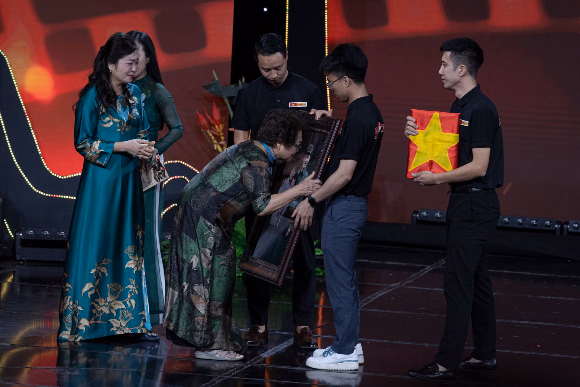 Ban tổ chức chương trình gây ấn tượng mạnh với khán giả khi trao bức ảnh gia đình được ghép, tặng người thân của liệt sĩ Đỗ Trọng Hải.