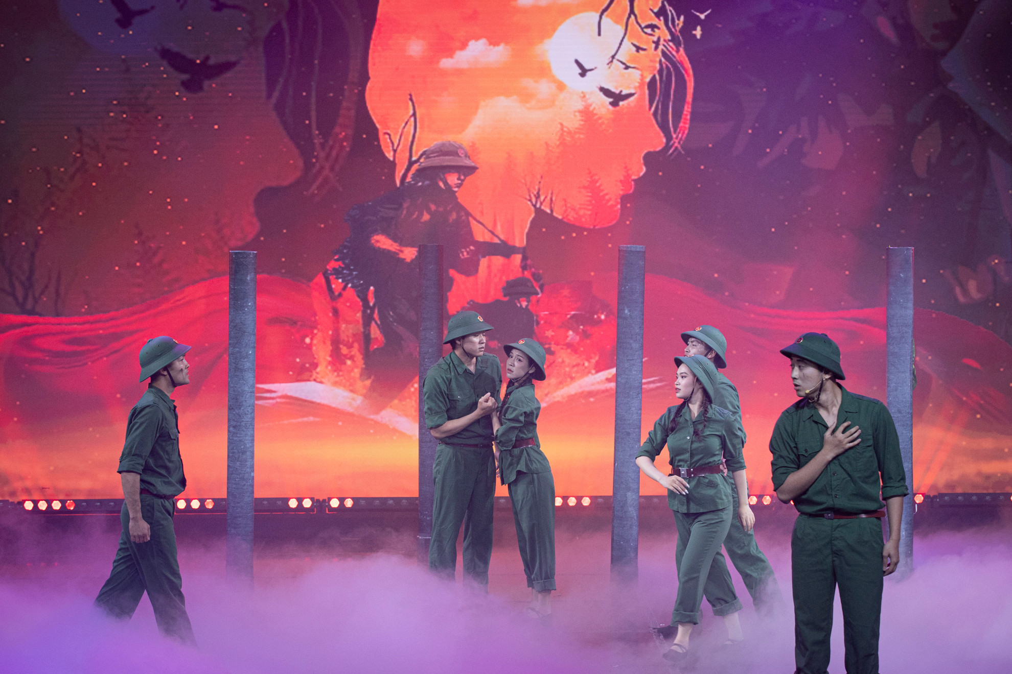 Chương trình gồm bốn phần: Huy động mọi nguồn lực của toàn dân tộc; Bảo đảm hậu cần, kỹ thuật chiến trường; Ngày toàn thắng và Xây dựng ngành hậu cần-kỹ thuật trong thời kỳ mới.