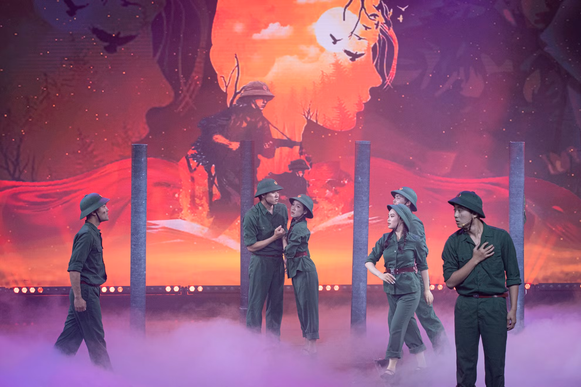 Chương trình gồm bốn phần: Huy động mọi nguồn lực của toàn dân tộc; Bảo đảm hậu cần, kỹ thuật chiến trường; Ngày toàn thắng và Xây dựng ngành hậu cần-kỹ thuật trong thời kỳ mới.