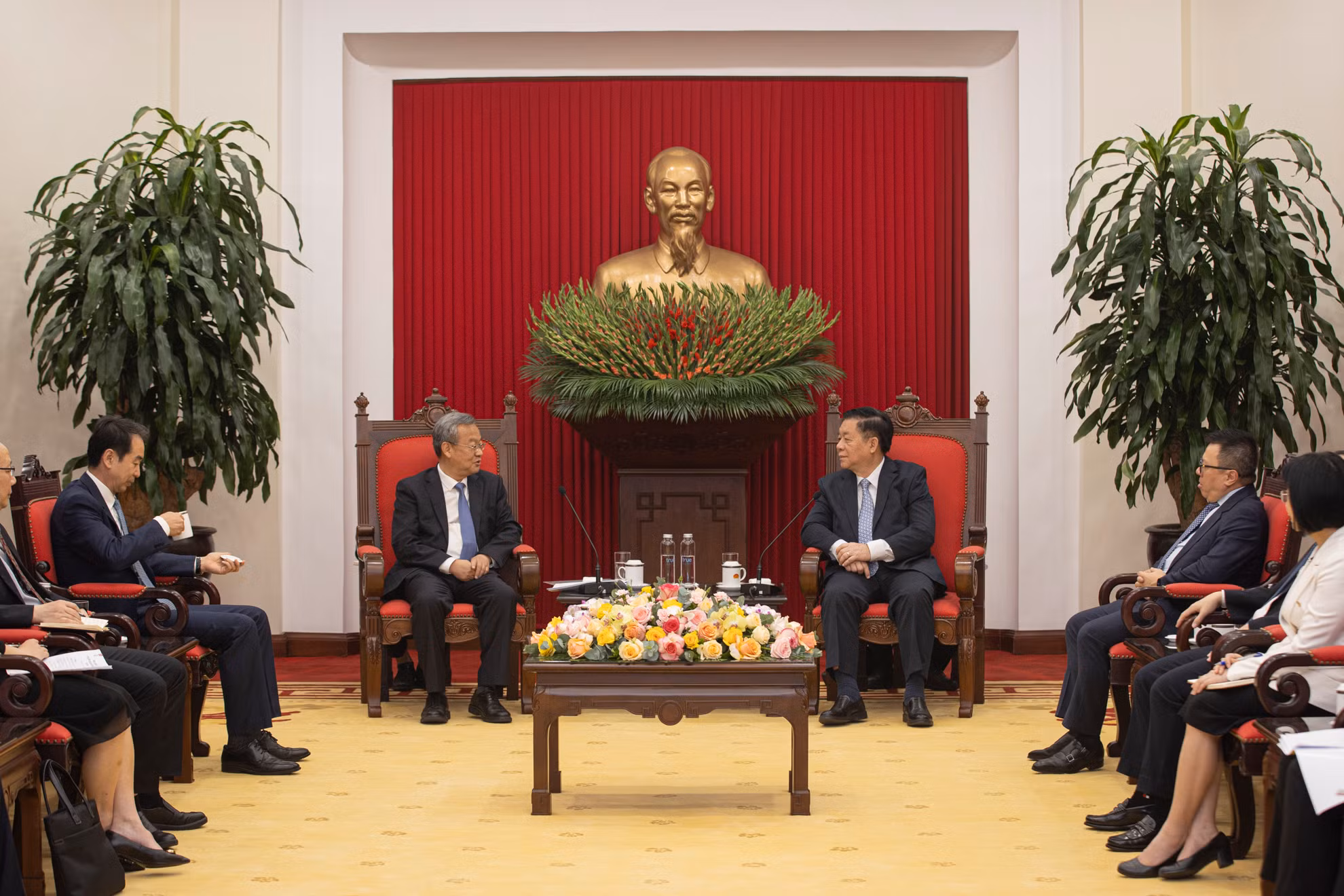 Trưởng ban Tuyên giáo và Dân vận Trung ương Nguyễn Trọng Nghĩa tiếp đoàn Nhân Dân nhật báo Trung Quốc do đồng chí Trần Kiến Văn làm trưởng đoàn.