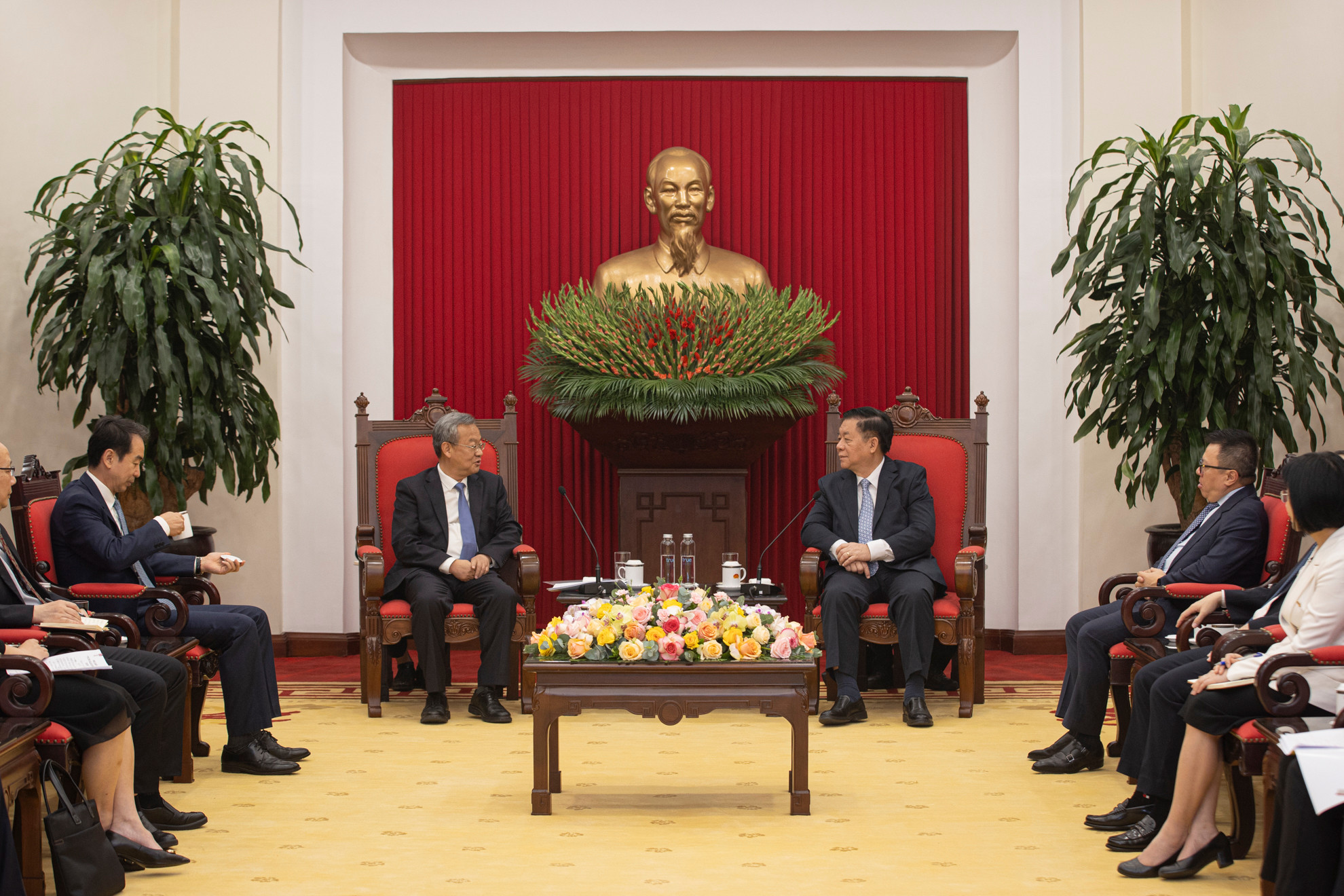 Trưởng ban Tuyên giáo và Dân vận Trung ương Nguyễn Trọng Nghĩa tiếp đoàn Nhân Dân nhật báo Trung Quốc do đồng chí Trần Kiến Văn làm trưởng đoàn.