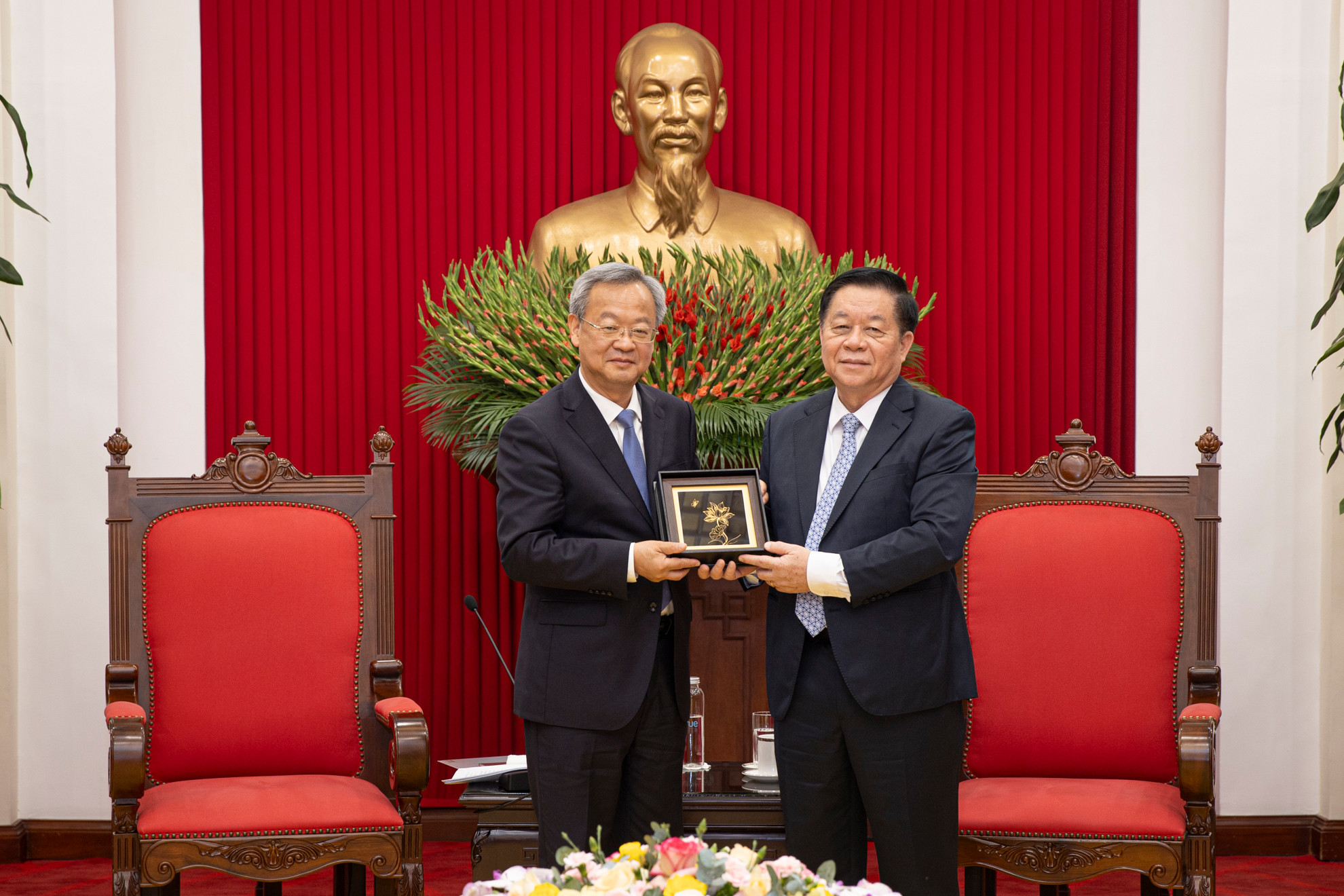 Đồng chí Nguyễn Trọng Nghĩa tặng quà lưu niệm cho Tổng Biên tập Nhân Dân nhật báo Trần Kiến Văn.