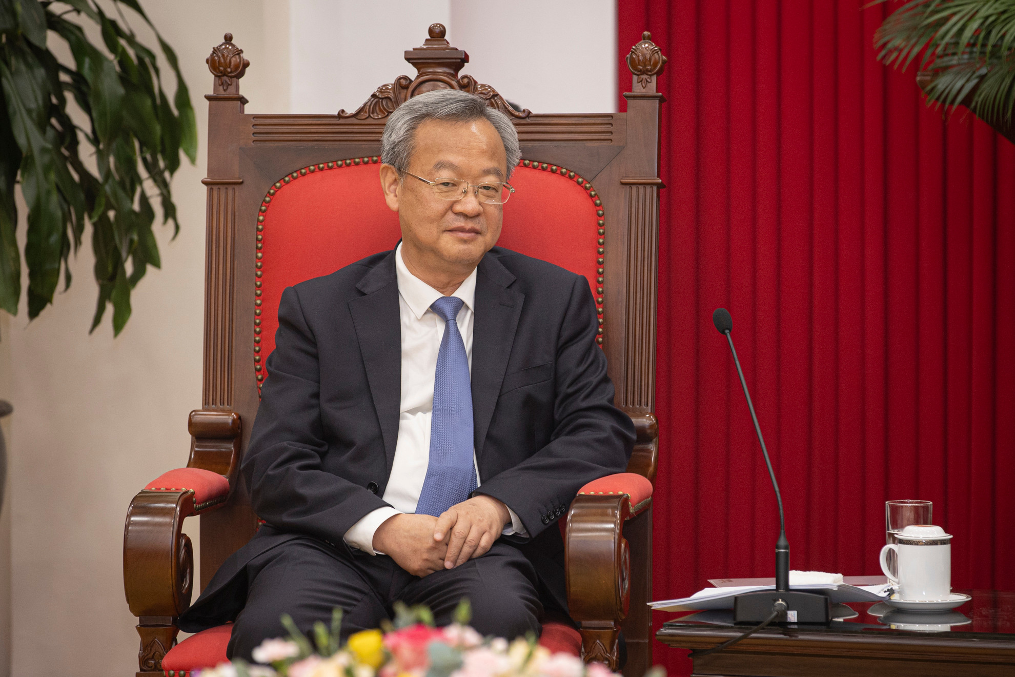 Tổng Biên tập Nhân Dân nhật báo Trần Kiến Văn báo cáo với đồng chí Nguyễn Trọng Nghĩa về những hoạt động trong khuôn khổ chuyến thăm và làm việc tại Việt Nam của đoàn đại biểu Nhân Dân nhật báo.