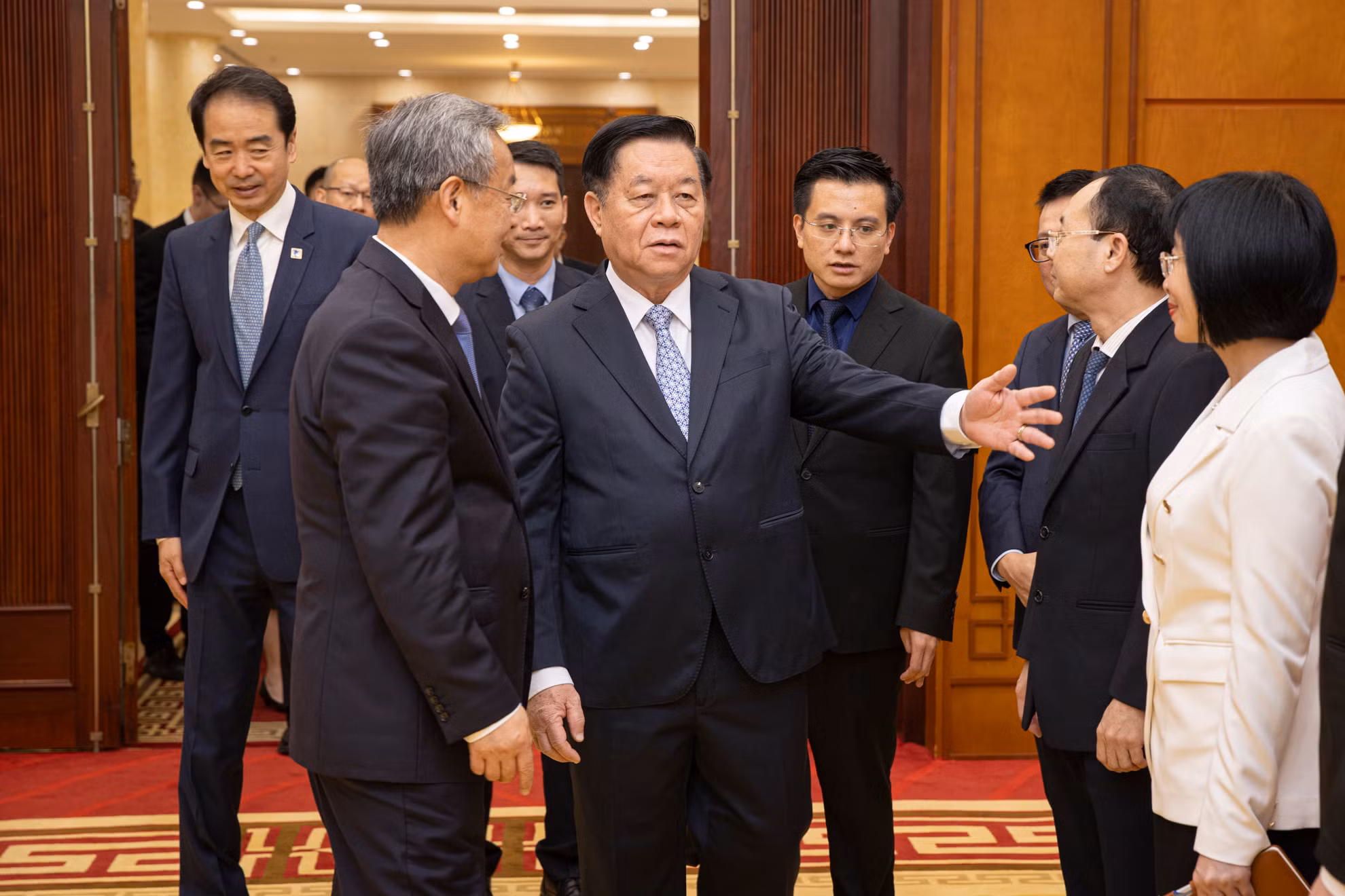 Trưởng ban Tuyên giáo và Dân vận Trung ương Nguyễn Trọng Nghĩa và Tổng Biên tập Nhân Dân nhật báo Trần Kiến Văn với các đại biểu tại buổi tiếp.