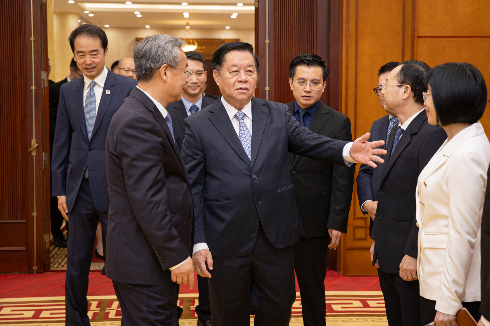 Trưởng ban Tuyên giáo và Dân vận Trung ương Nguyễn Trọng Nghĩa và Tổng Biên tập Nhân Dân nhật báo Trần Kiến Văn với các đại biểu tại buổi tiếp.