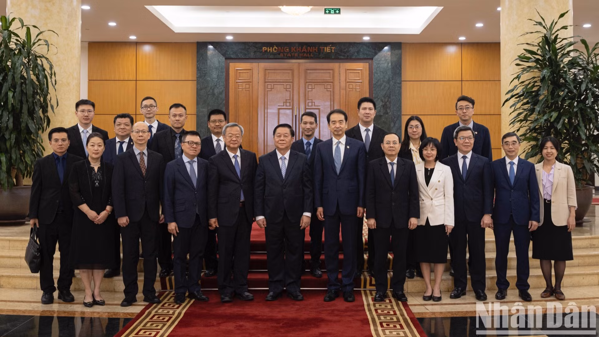 Trưởng ban Tuyên giáo và Dân vận Trung ương Nguyễn Trọng Nghĩa và Tổng Biên tập Nhân Dân nhật báo Trần Kiến Văn cùng các đại biểu tại buổi tiếp.