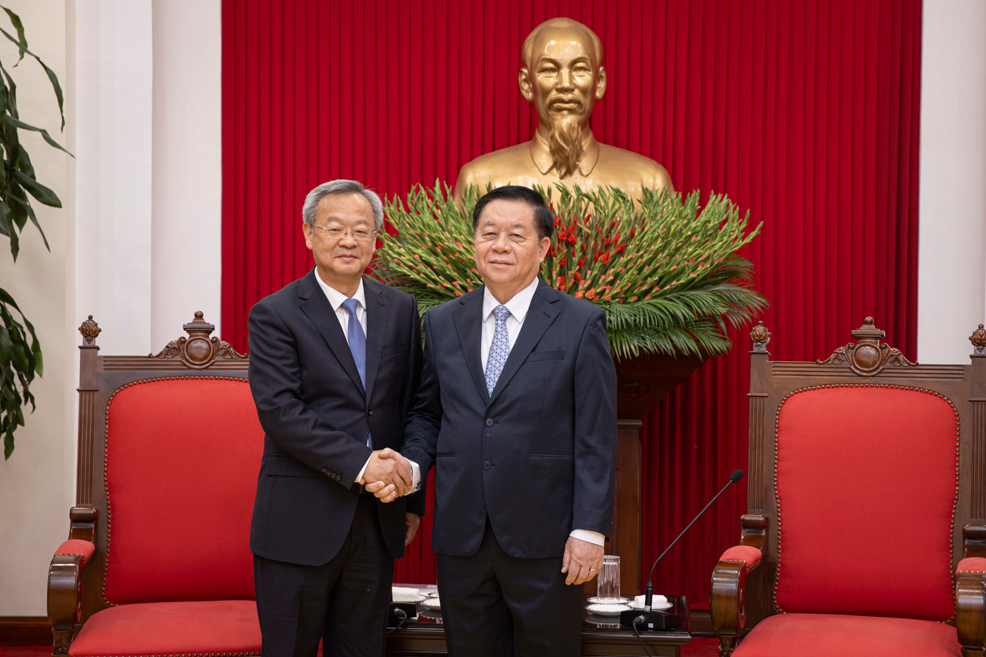 Trưởng ban Tuyên giáo và Dân vận Trung ương Nguyễn Trọng Nghĩa và Tổng Biên tập Nhân Dân nhật báo Trần Kiến Văn tại buổi tiếp.