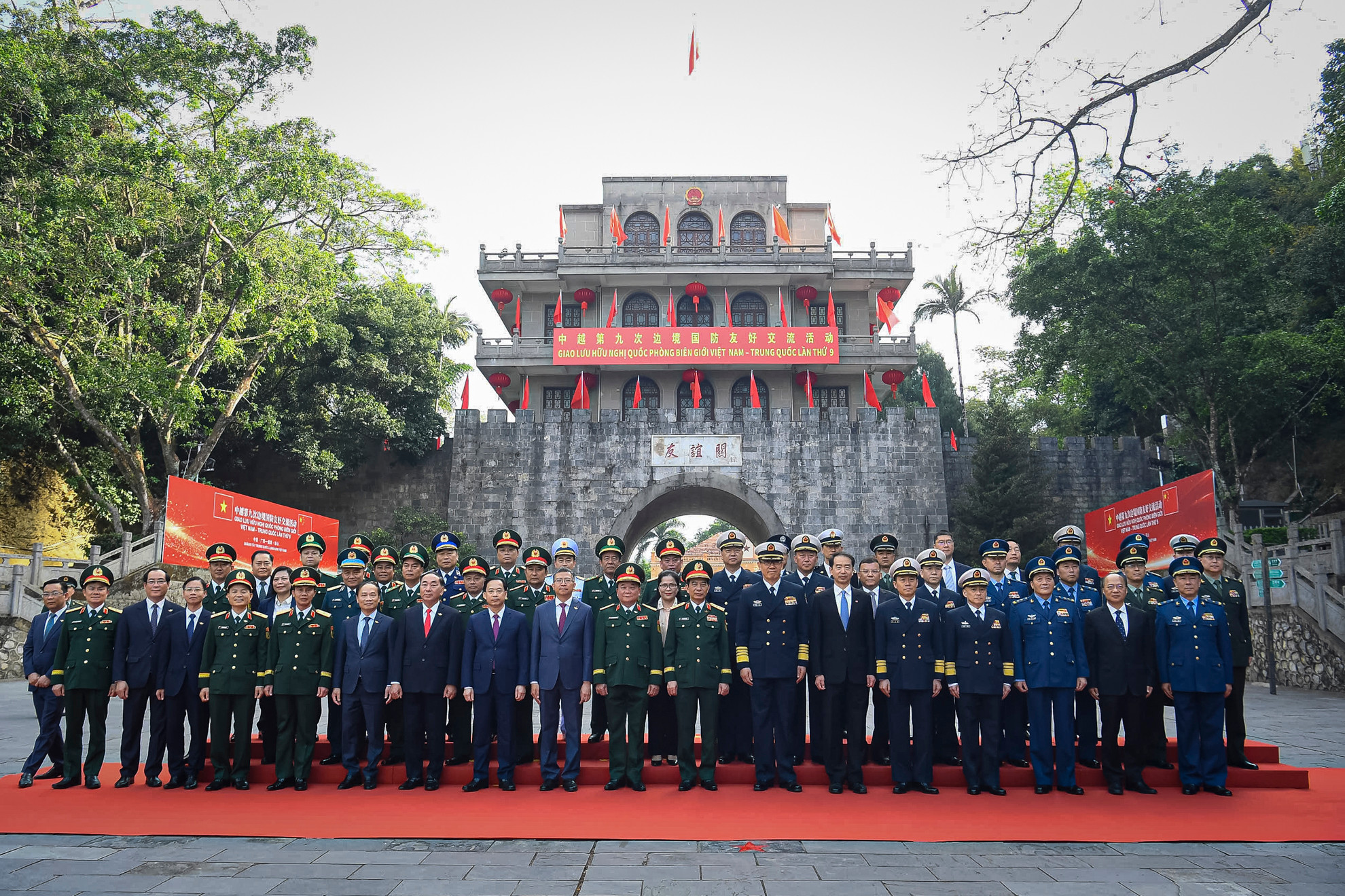 Các đại biểu chụp ảnh lưu niệm.